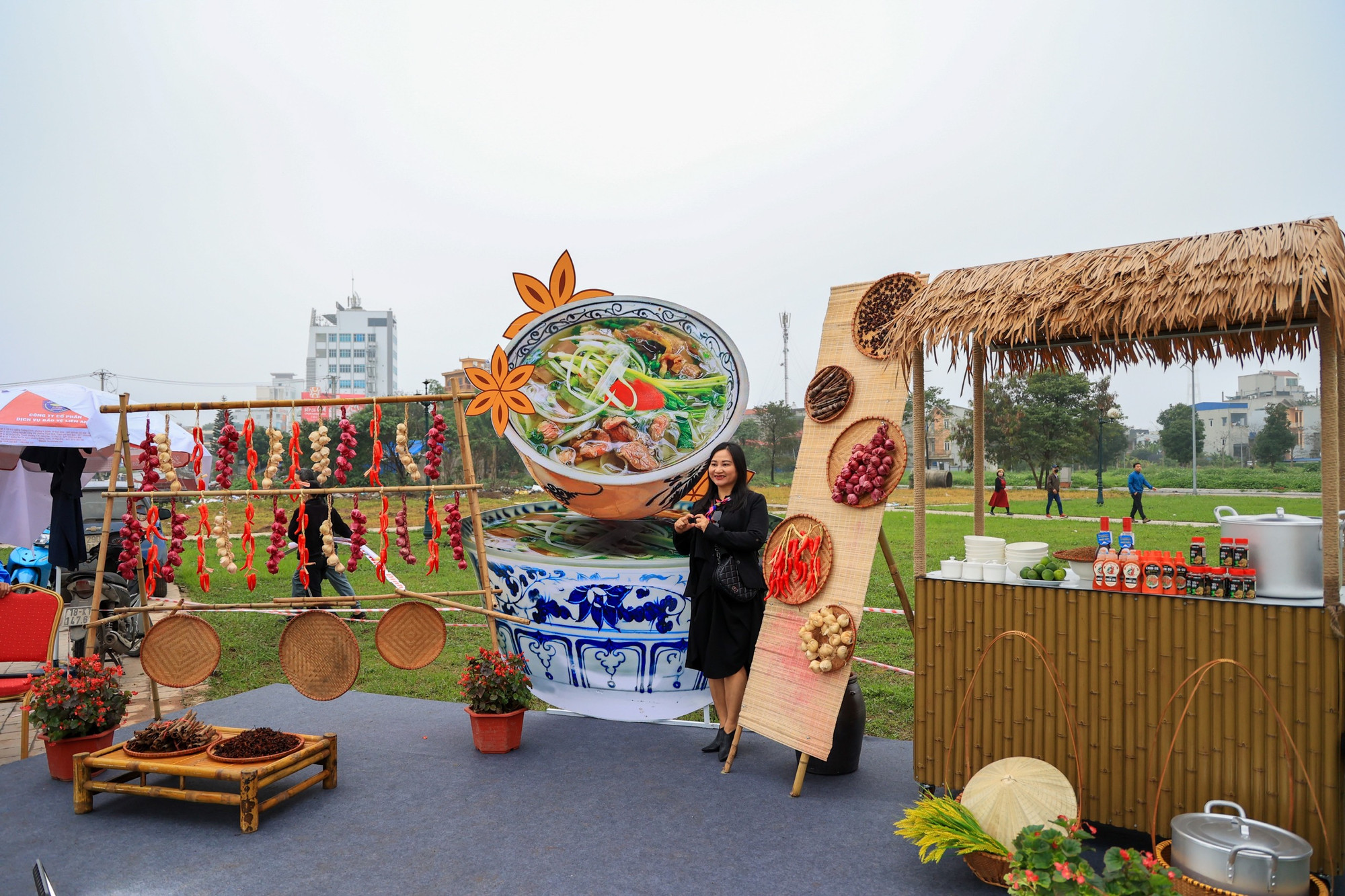 Không gian Festival Phở 2024 được thiết kế đa dạng và bắt mắt với những hình ảnh bát phở truyền thống.