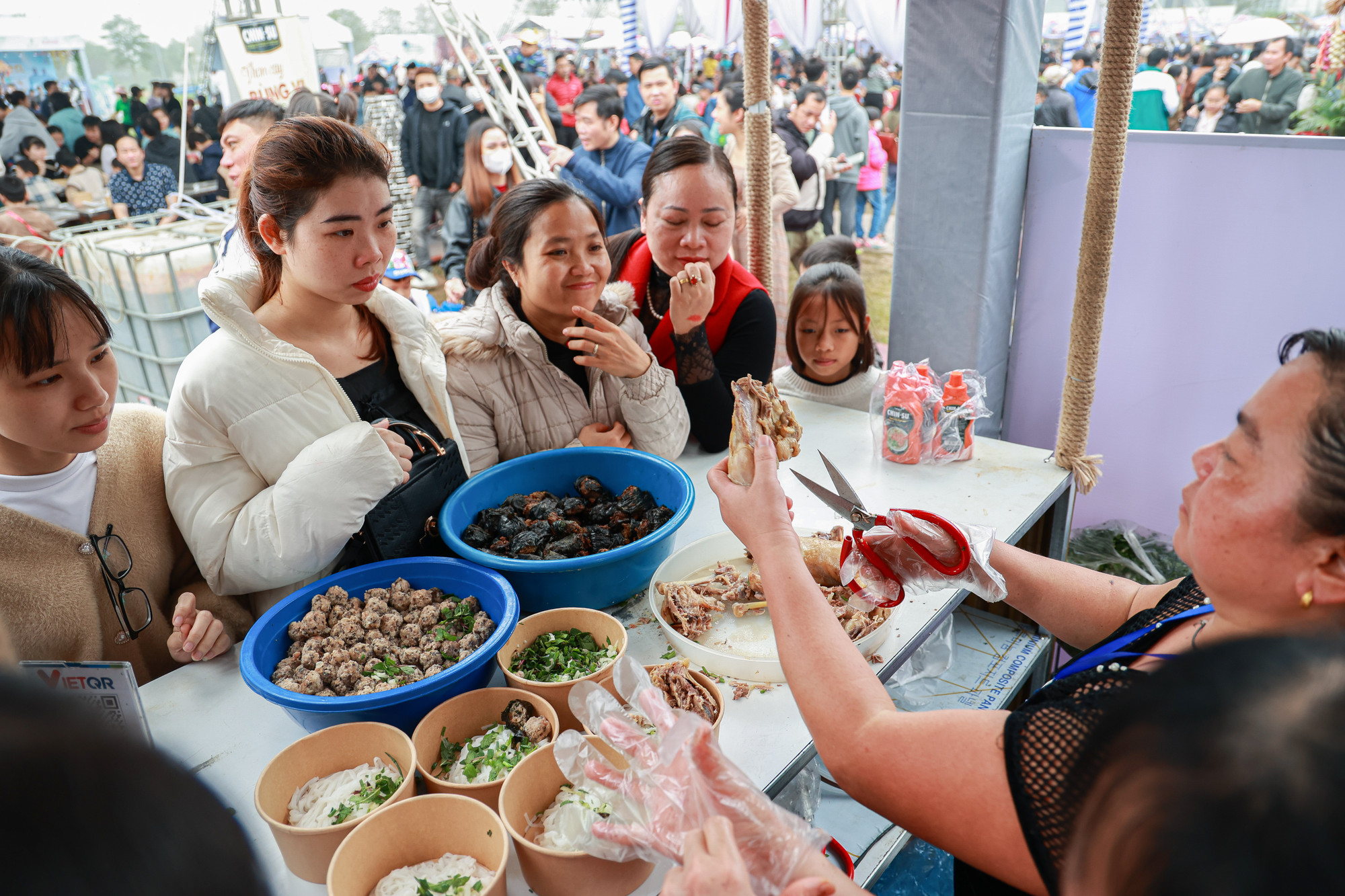 Nhân viên của các gian hàng luôn hoạt động hết công suất để phục vụ đến thực khách tham quan những bát phở nóng hổi.