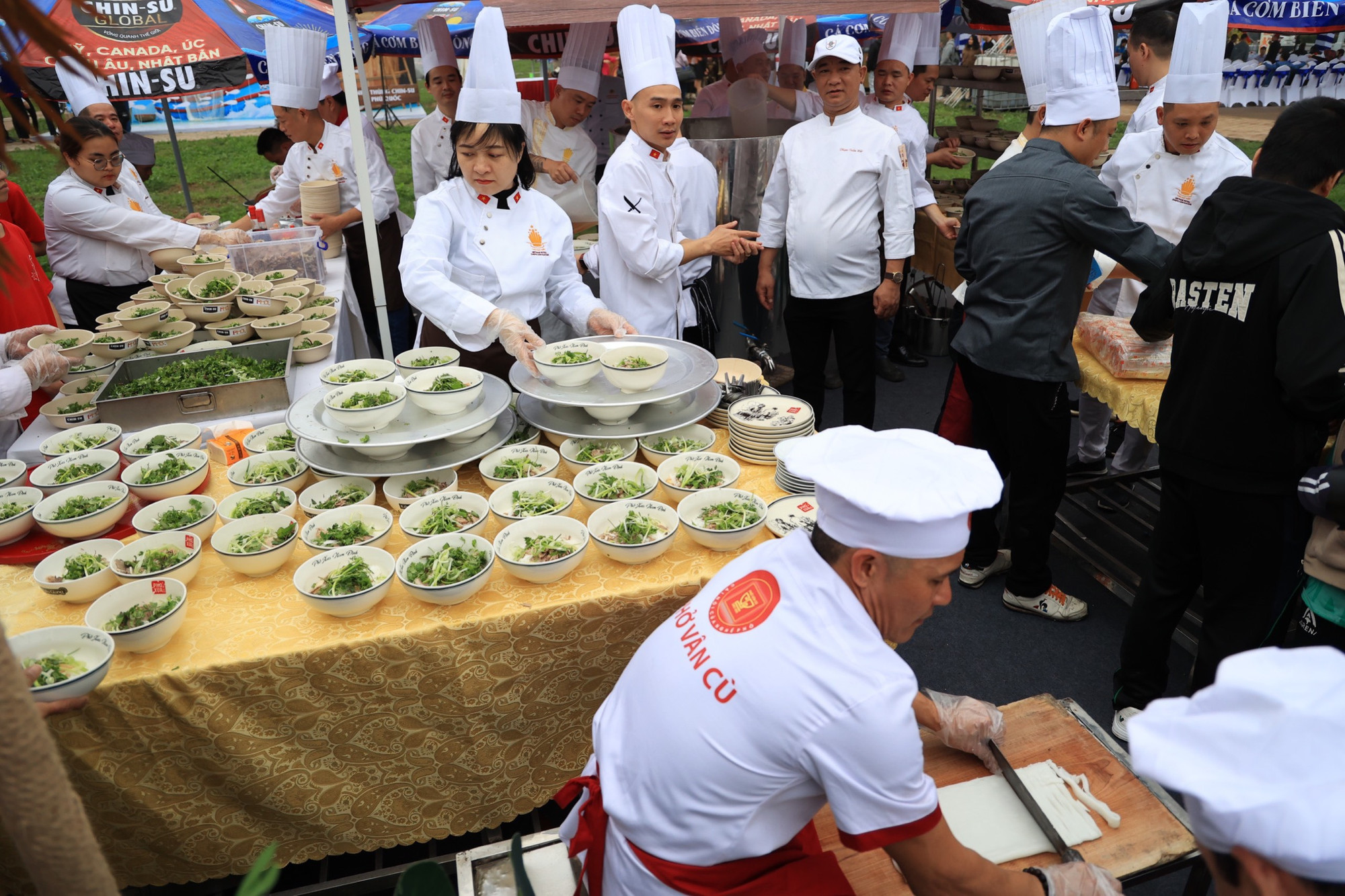 Nồi nước dùng 300 lít được ninh từ xương và bột gia vị với nguyên liệu ước chừng gồm 40kg thịt bò tái, chín; 20kg rau, ớt ăn kèm, và các gia vị mang đậm hương vị Việt như: muối, thảo mộc như quế khô, thảo quả, hoa hồi, đinh hương, hạt ngò… Sau đó được chia đều vào những bát phở phục vụ người dân tham quan Festival.