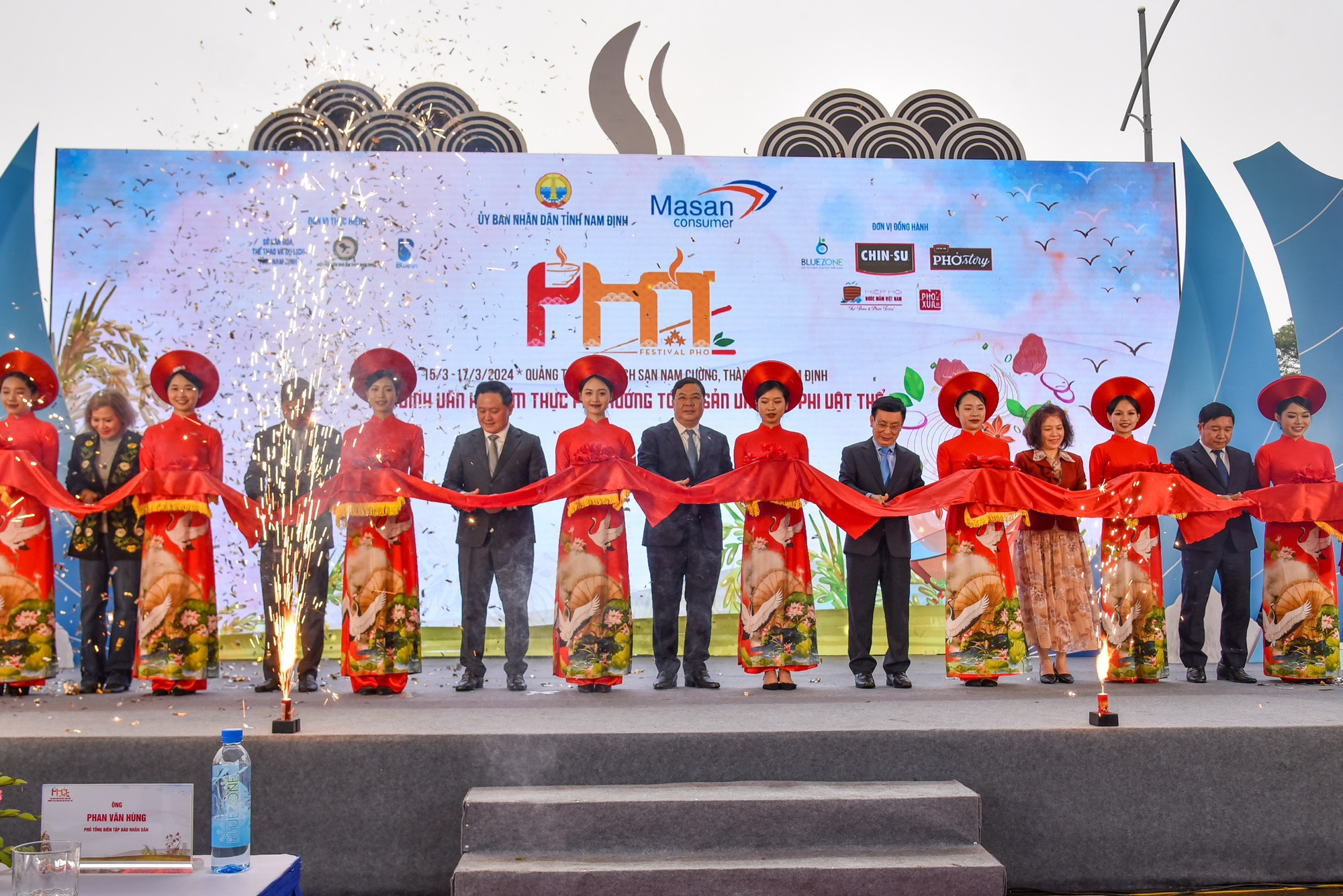 Các đại biểu cắt băng khai mạc Festival Phở 2024.