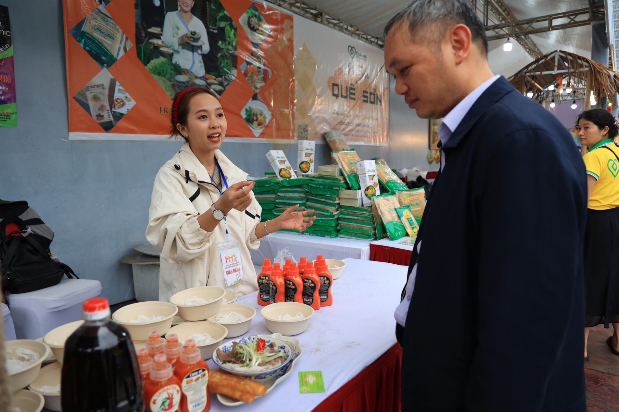 Gian hàng Phở sắn Quế Sơn với những sản phẩm được làm từ sắn gây ấn tượng độc đáo.