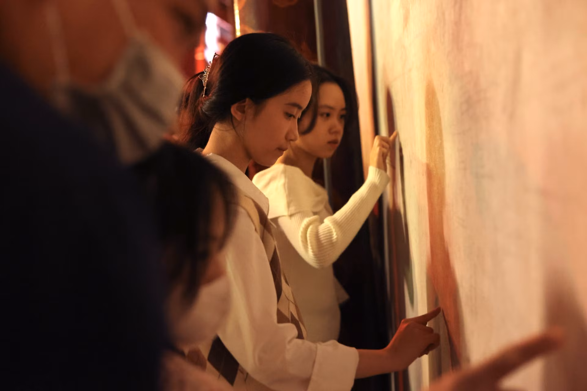 Các bạn trẻ thích thú viết lên tường bằng tay những lời chúc cho bản thân một năm học mới thành công rực rỡ.