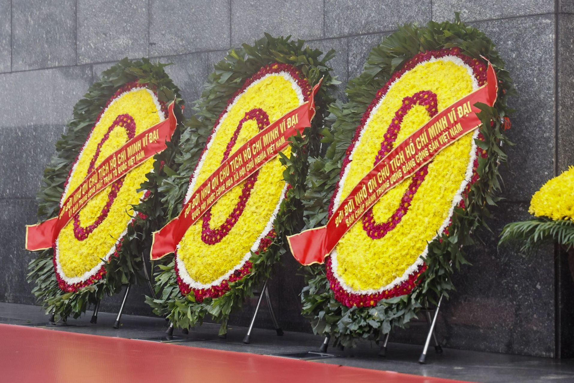 Vòng hoa của đoàn mang dòng chữ “Đời đời nhớ ơn Chủ tịch Hồ Chí Minh vĩ đại”.