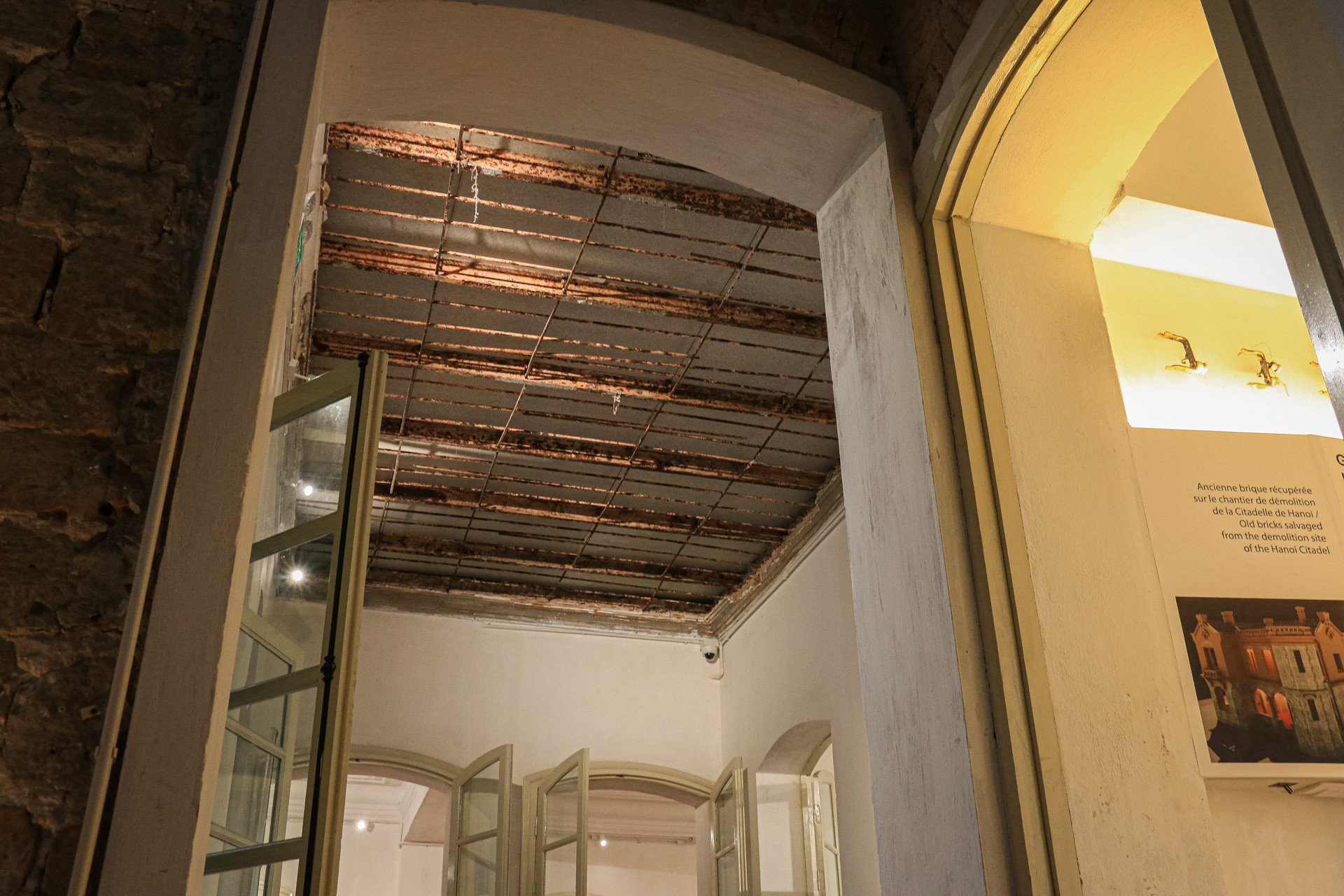 Trần tầng 1 làm từ cột thép gọi là xà dọc, thêm một lớp dầm, sau đó là sàn của tầng trên.