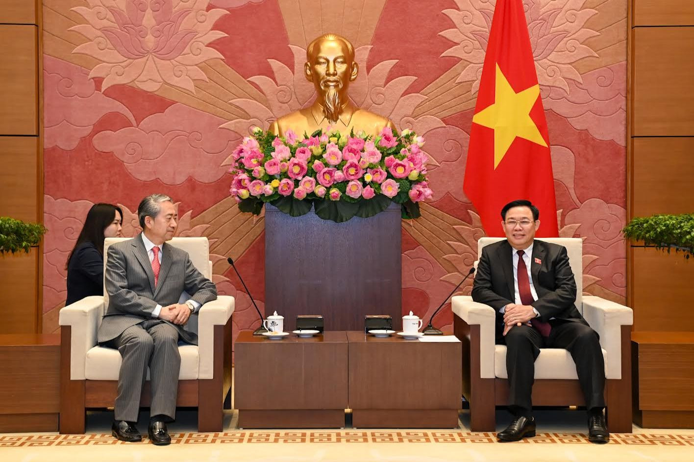 Chủ tịch Quốc hội Vương Đình Huệ và Đại sứ Trung Quốc Hùng Ba tại buổi tiếp.