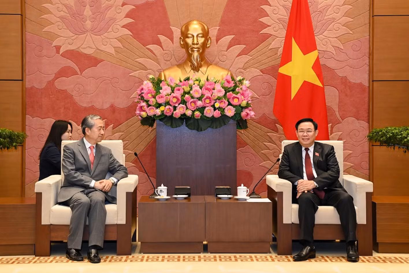 Chủ tịch Quốc hội Vương Đình Huệ và Đại sứ Trung Quốc Hùng Ba tại buổi tiếp.