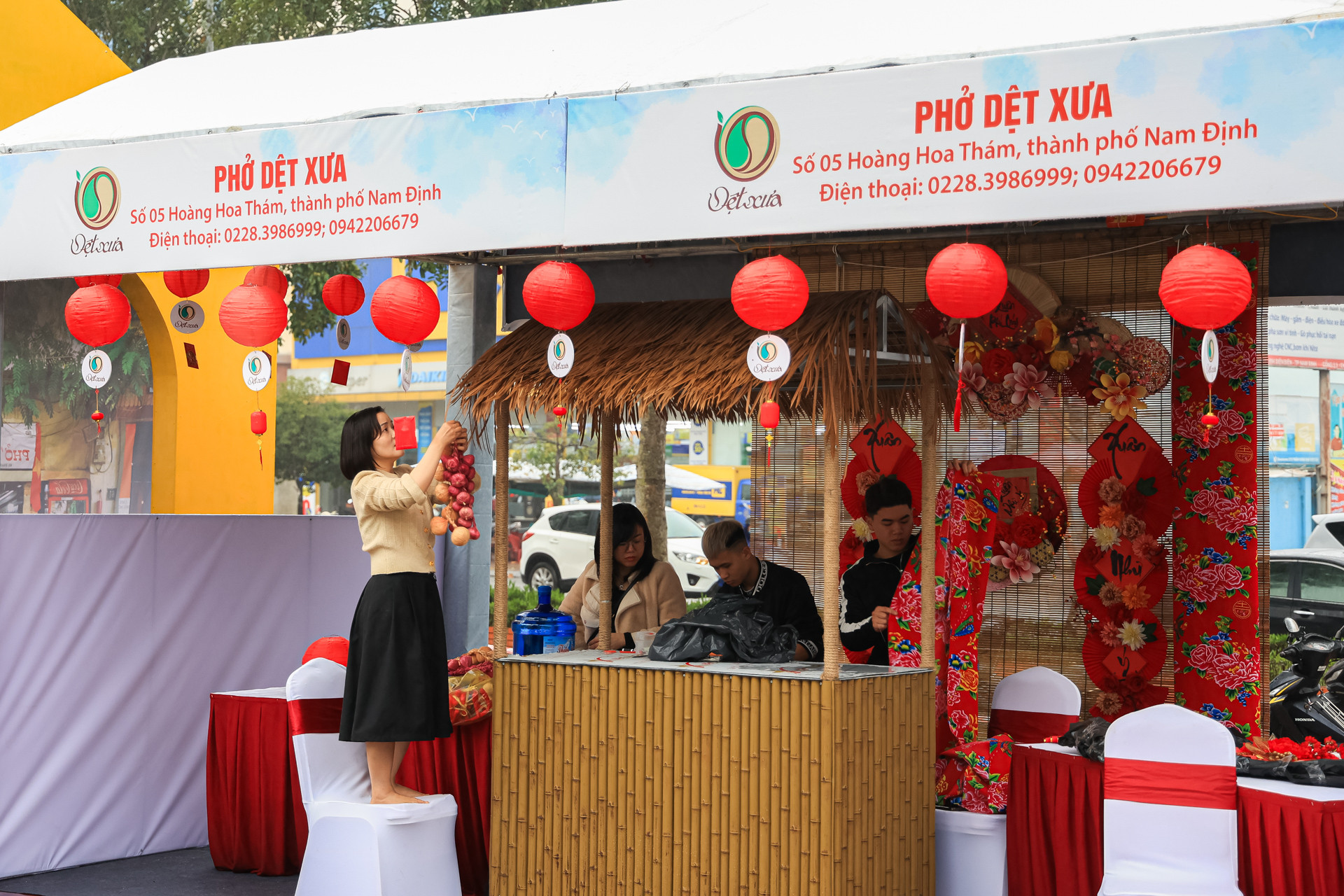 Các đơn vị đang gấp rút chuẩn bị, sửa soạn cho gian hàng của mình thật bắt mắt, thu hút du khách tham quan.