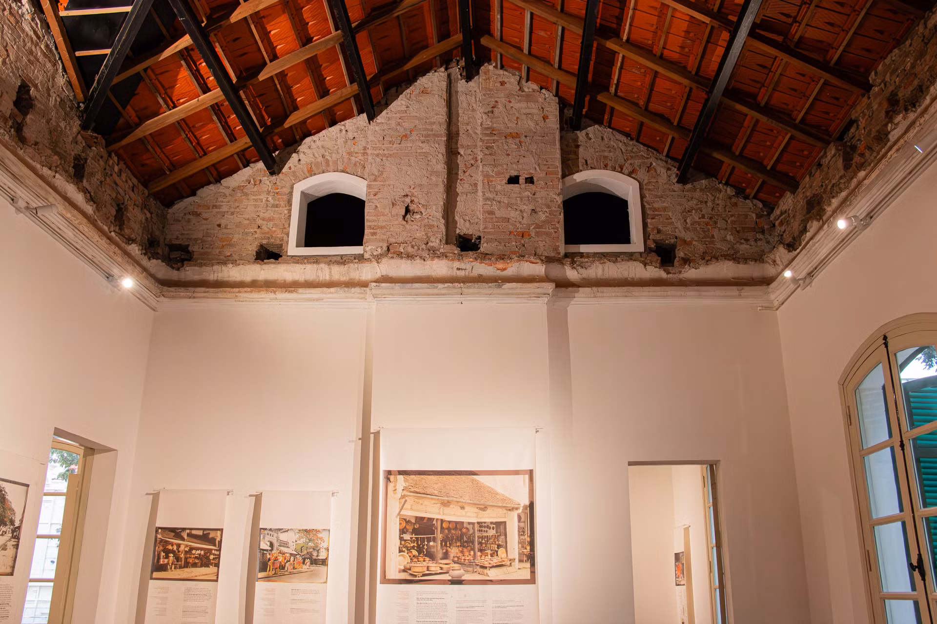 Phần mái ngói được thay thế bằng loại ngói sản xuất tại Việt Nam. Hệ thống ô thoáng giúp điều hòa không khí của căn biệt thự được để lộ, giúp khách tham quan có thể hiểu thêm về nét kiến trúc độc đáo của công trình này.