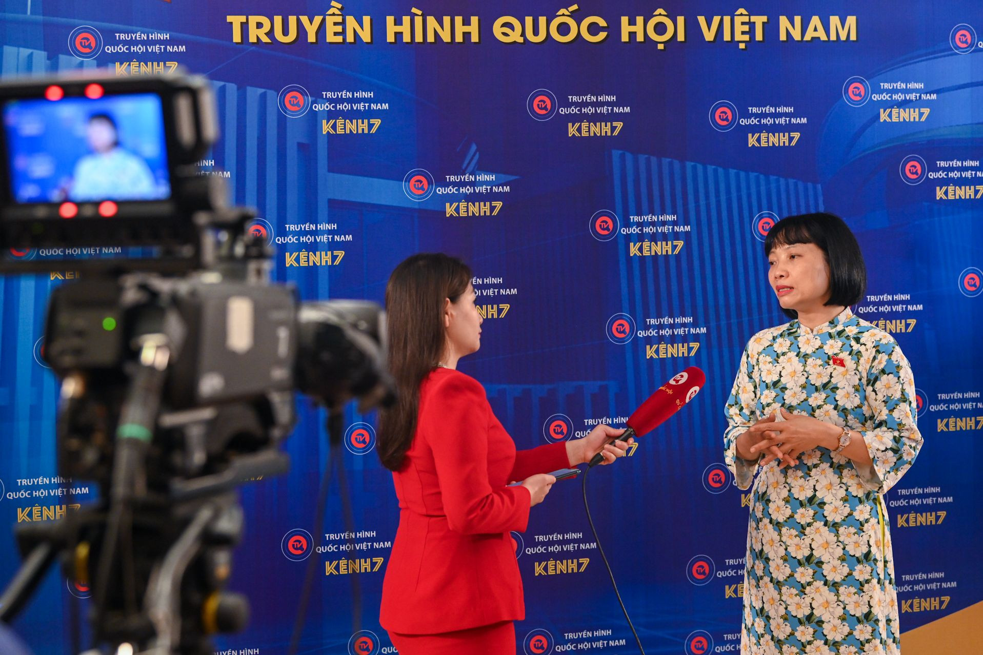 Phóng viên phỏng vấn đại biểu Nguyễn Thị Việt Nga (Đoàn đại biểu Quốc hội tỉnh Hải Dương) bên hành lang hội trường.