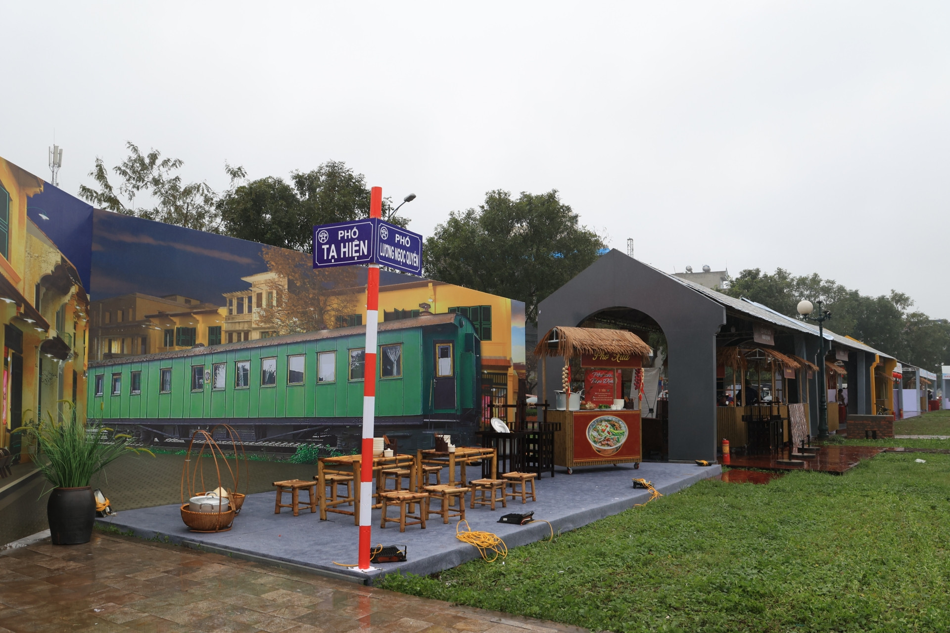 Mô hình phố cổ Hà Nội và toa tàu hỏa được tái hiện tại không gian lễ hội.