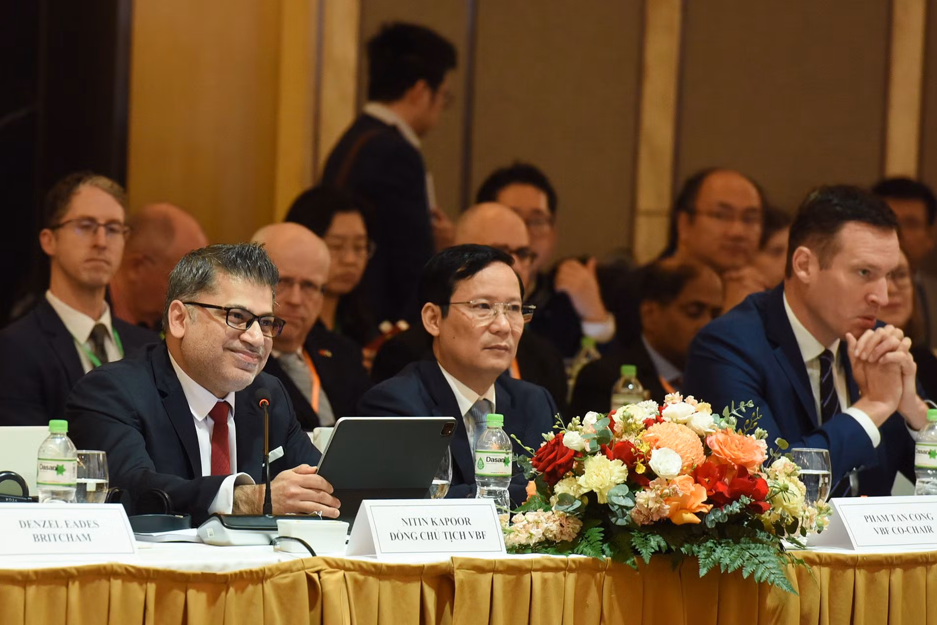 Ông Nitin Kapoor, đồng Chủ tịch VBF đưa ra thông điệp mạnh mẽ: "Chúng ta hãy sát cánh cùng Việt Nam để chăm sóc hành tinh, đạt mục tiêu tăng trưởng xanh tương lai".