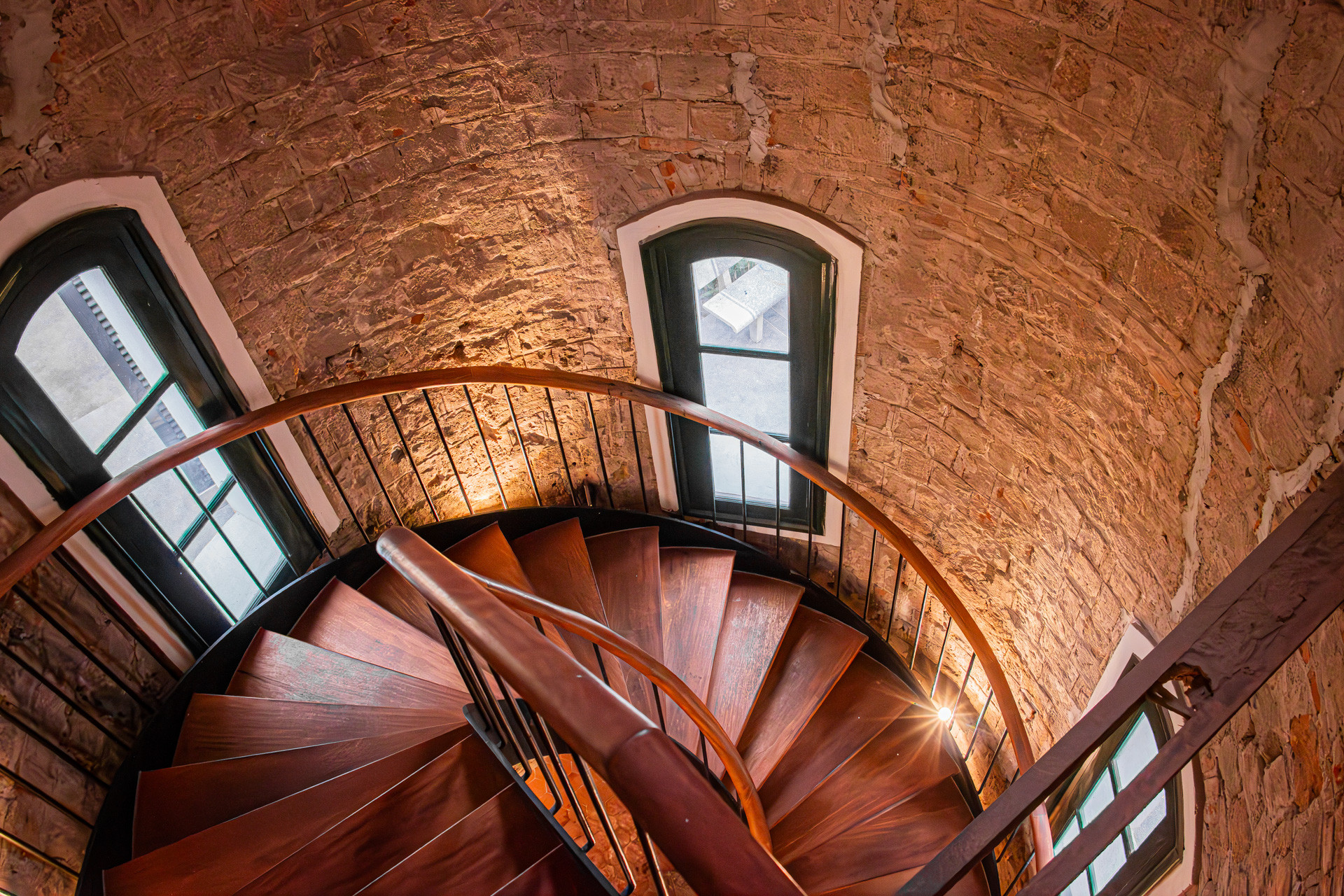 Cầu thang xoắn ốc được làm mới hoàn toàn bằng thép và gỗ do hệ thống cầu thang cũ không còn. Một số chỗ được đơn vị thi công không trát vữa, để lộ gạch gốc trên tường nhằm giải thích về kiến trúc đặc biệt cuối thế kỷ XIX, đầu thế kỷ XX.