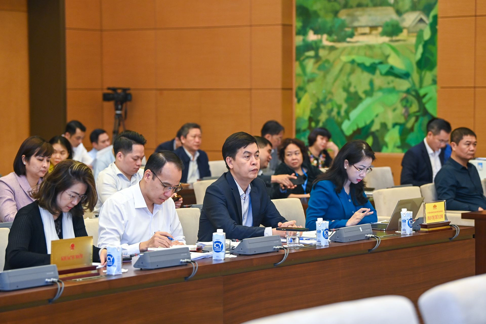 Các đại biểu tham dự phiên họp. Các đại biểu tham dự phiên họp.