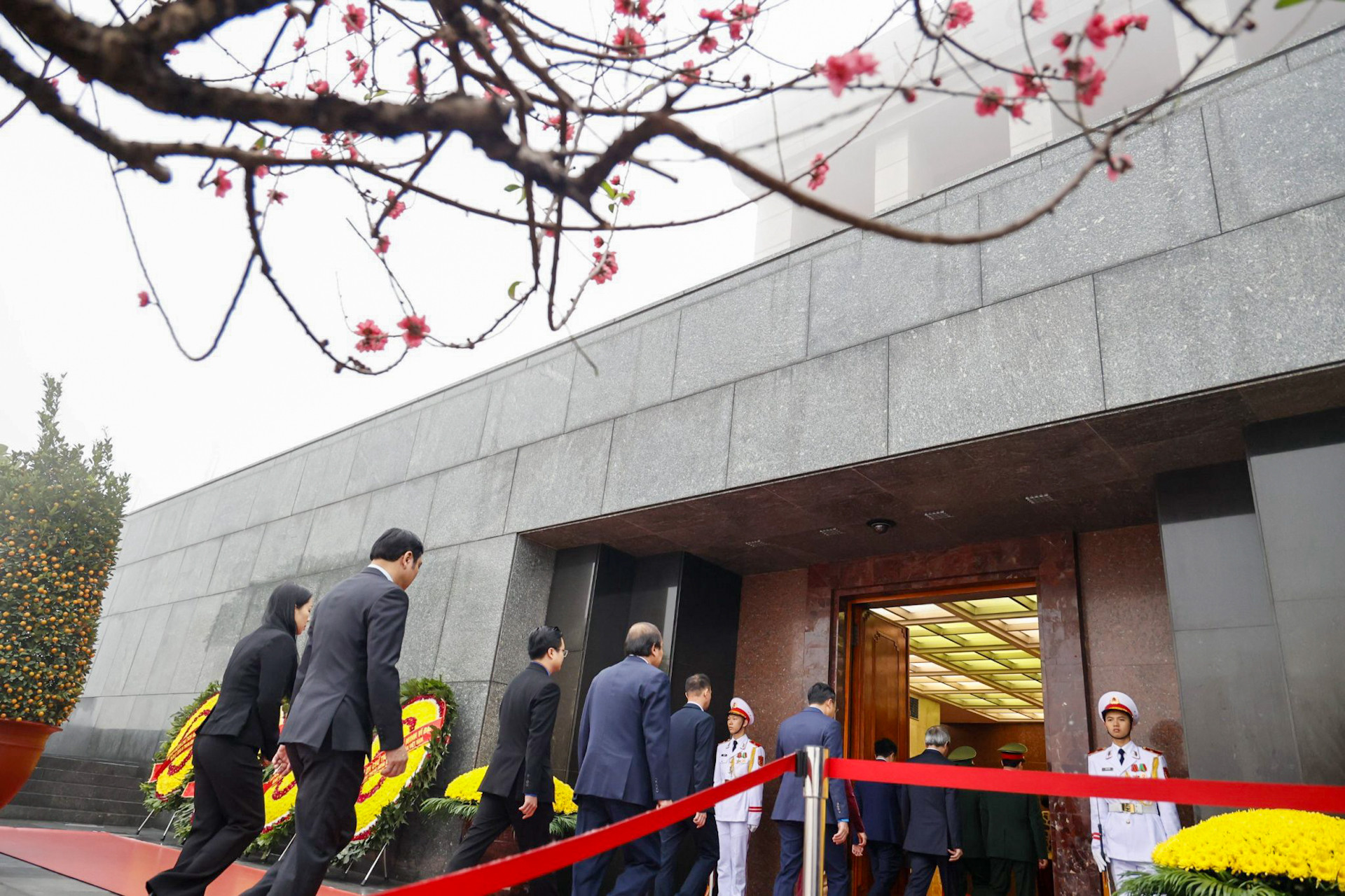 Các đồng chí lãnh đạo, nguyên lãnh đạo Đảng, Nhà nước vào Lăng viếng Chủ tịch Hồ Chí Minh.