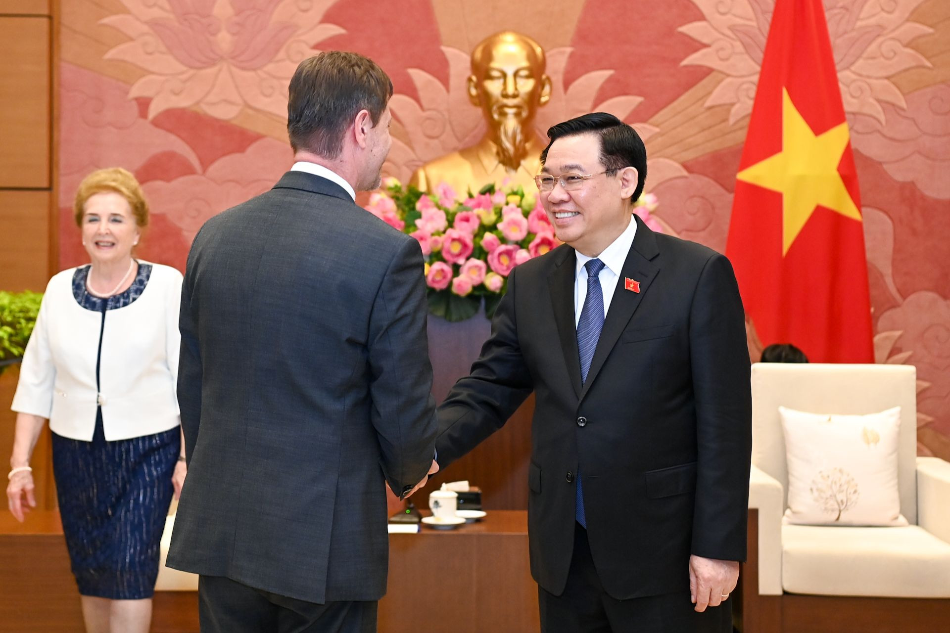 Chủ tịch Quốc hội Vương Đình Huệ với các đại biểu Hungary. Chủ tịch Quốc hội Vương Đình Huệ với các đại biểu Hungary.