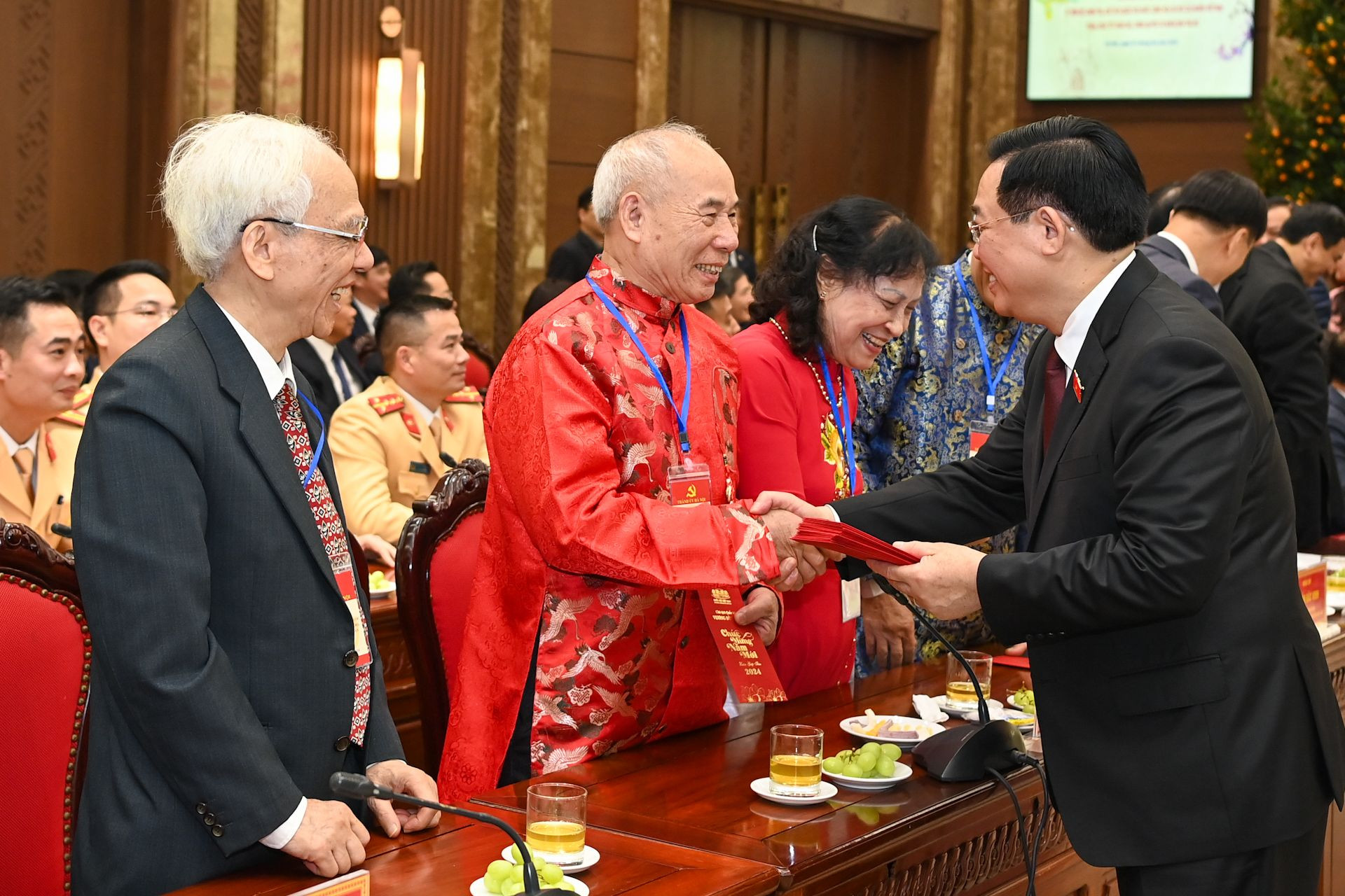 Chủ tịch Quốc hội Vương Đình Huệ mừng tuổi các bậc cao niên tại hội nghị. Chủ tịch Quốc hội Vương Đình Huệ mừng tuổi các bậc cao niên tại hội nghị.