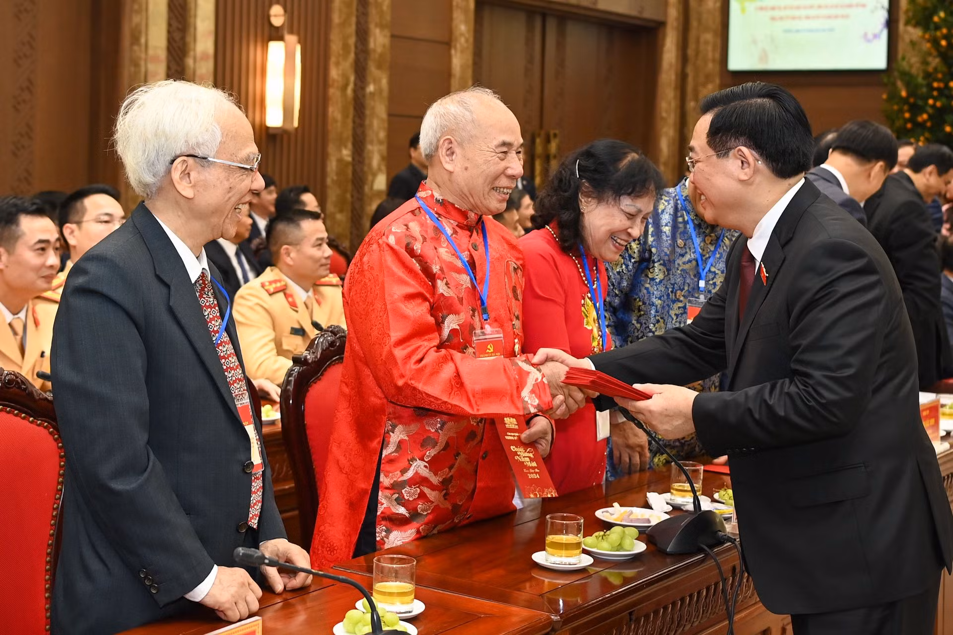 Chủ tịch Quốc hội Vương Đình Huệ mừng tuổi các bậc cao niên tại hội nghị.