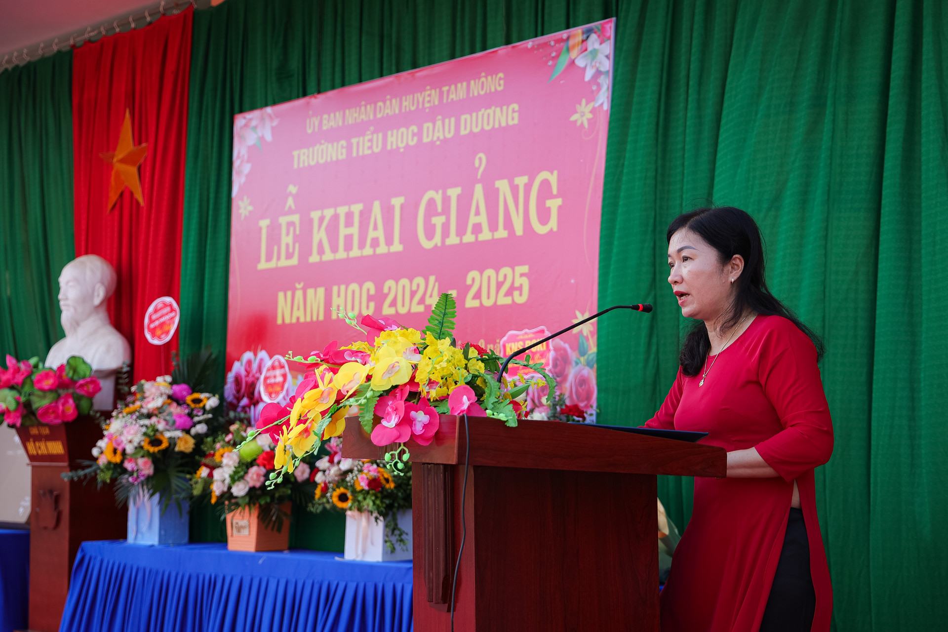 Cô Lê Thị Phi Nga, Hiệu trưởng Trường tiểu học Dậu Dương phát biểu đáp từ tại Lễ khai giảng.