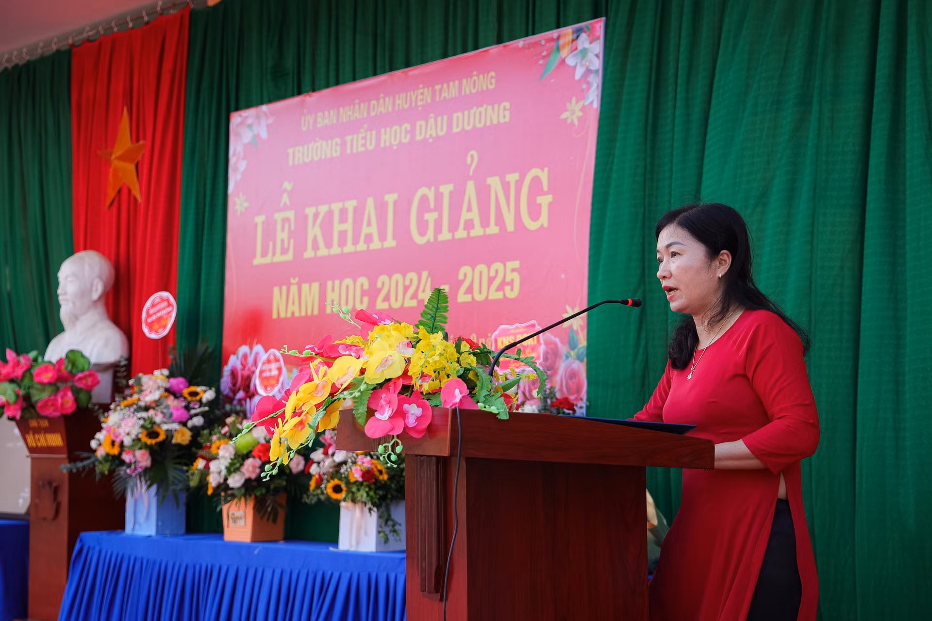 Cô Lê Thị Phi Nga, Hiệu trưởng Trường tiểu học Dậu Dương phát biểu đáp từ tại Lễ khai giảng.