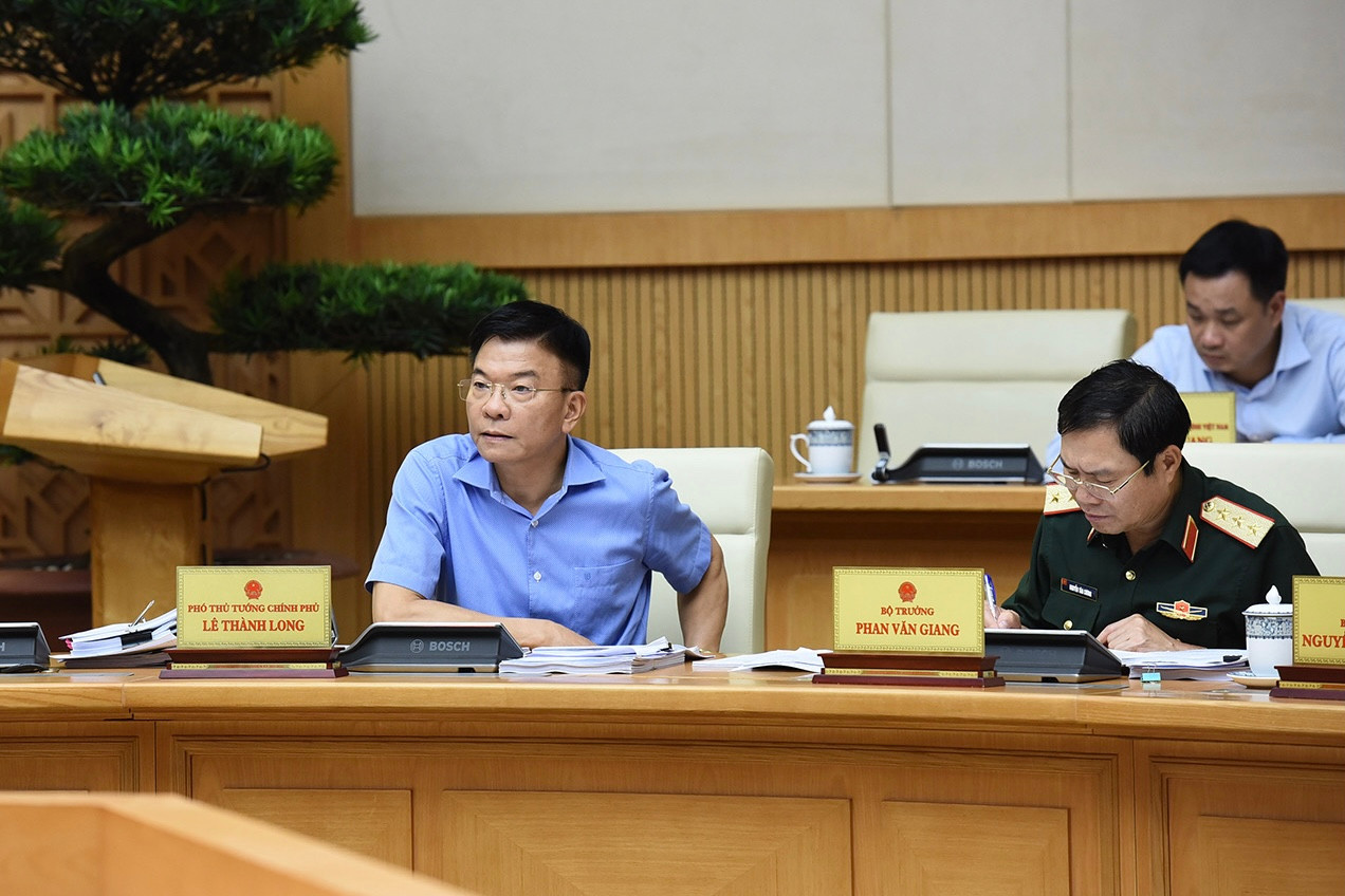 Phó Thủ tướng Lê Thành Long phát biểu ý kiến tại phiên họp.