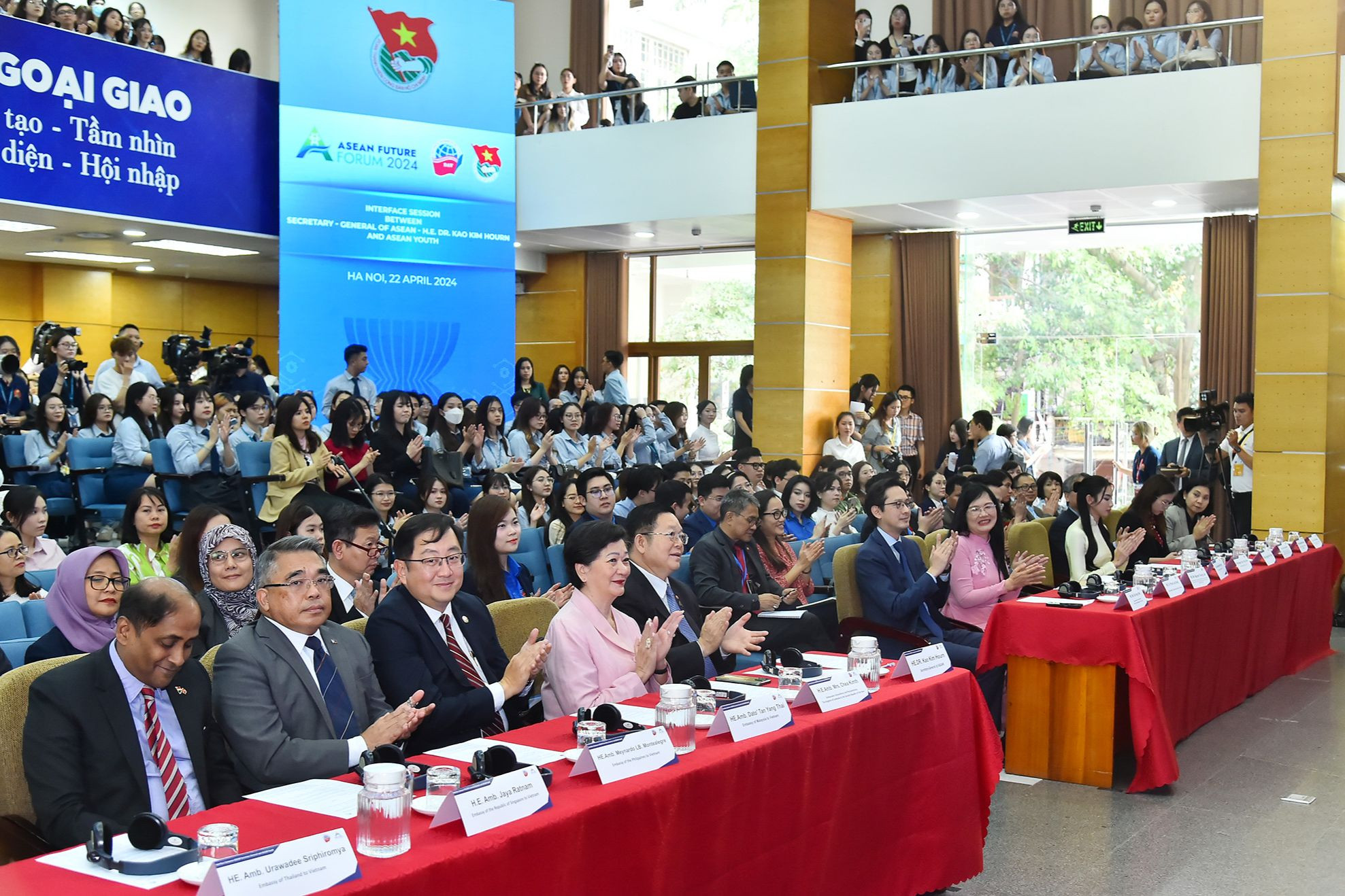 Tổng Thư ký ASEAN Kao Kim Hourn, Thứ trưởng Ngoại giao Đỗ Hùng Việt cùng các đại biểu và các bạn sinh viên Học viện Ngoại giao tham dự buổi đối thoại.