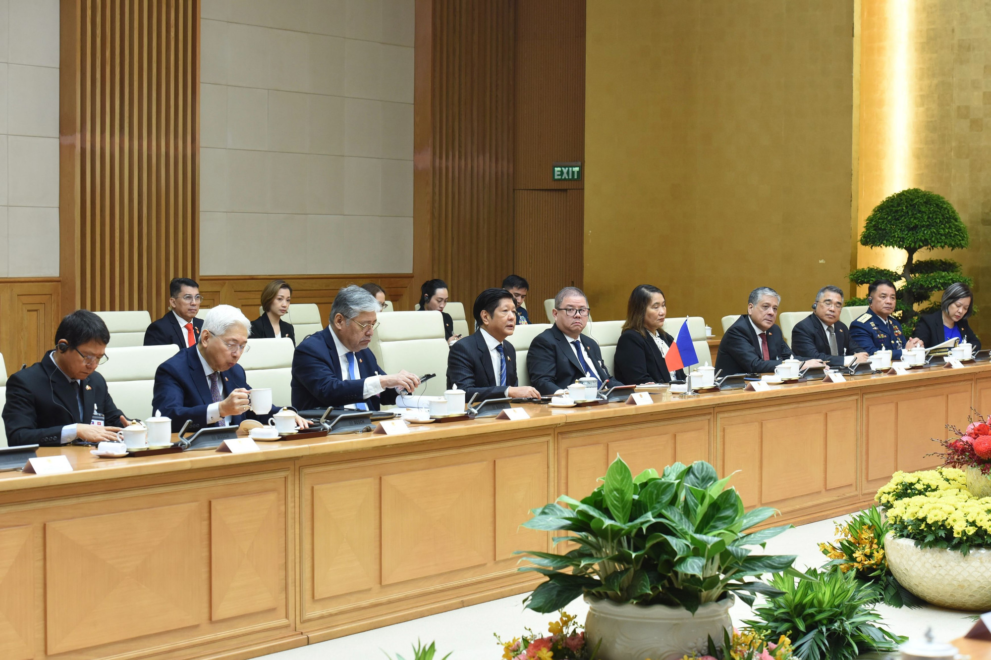 Tổng thống Philippines Ferdinand Romualdez Marcos Jr. và các thành viên hội kiến với Thủ tướng Phạm Minh Chính.