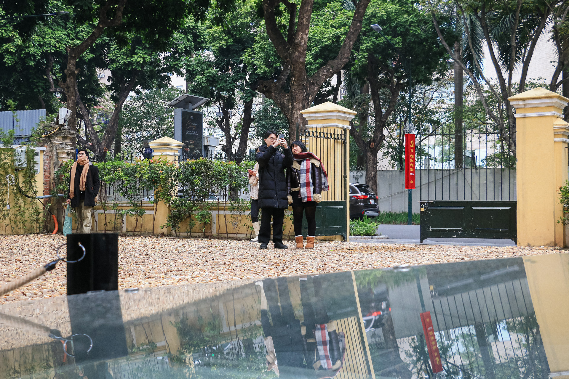 Khách tham quan thích thú trước diện mạo hoàn toàn mới của tòa biệt thự.