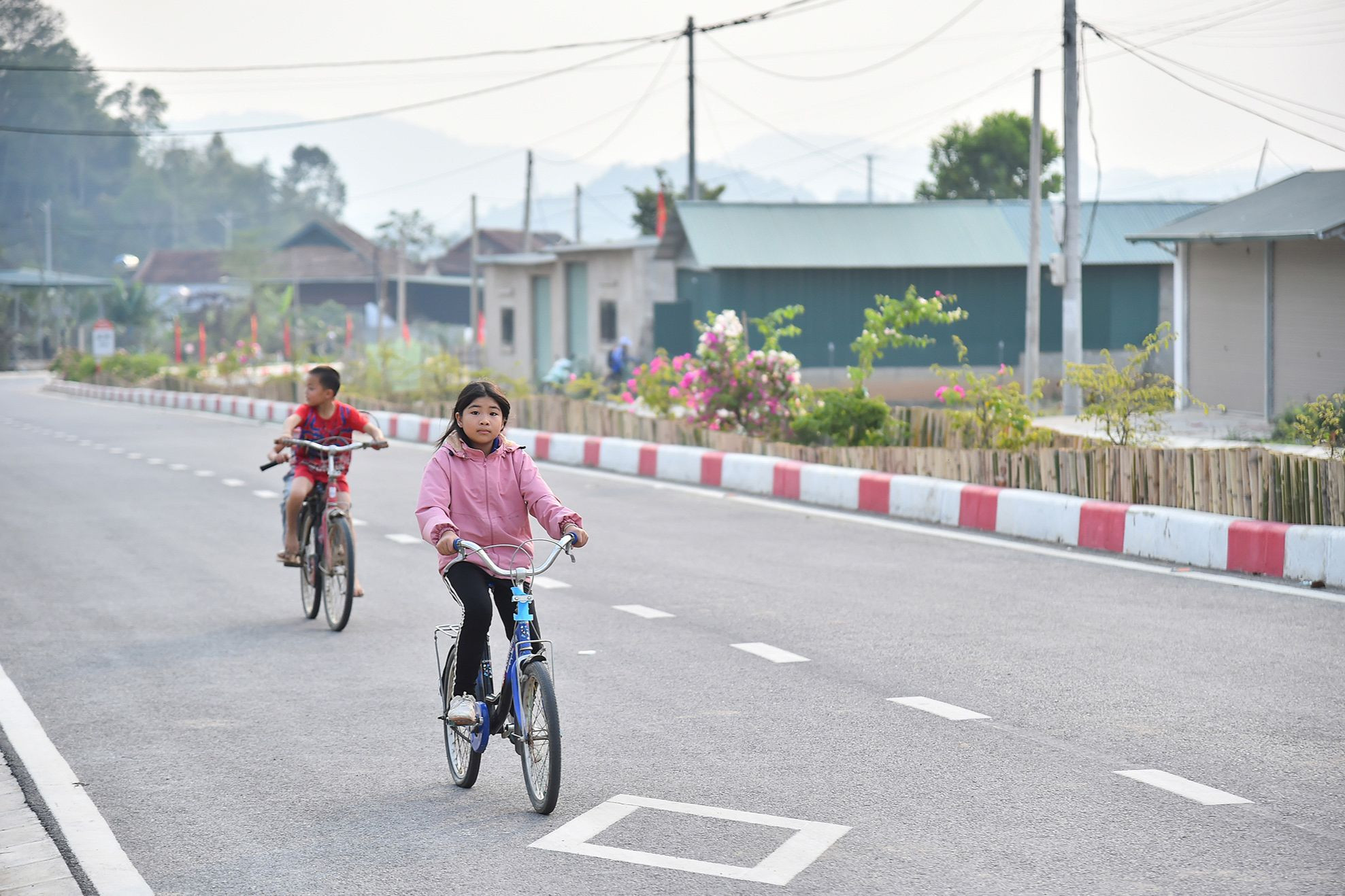 70 năm sau giải phóng, mảnh đất căn cứ địa cách mạng Mường Phăng cũng vươn mình, “thay da đổi thịt” từng ngày. Mường Phăng ngày nào giờ đây đã khoác lên mình diện mạo khởi sắc của xã nông thôn mới. 70 năm sau giải phóng, mảnh đất căn cứ địa cách mạng Mường Phăng cũng vươn mình, “thay da đổi thịt” từng ngày. Mường Phăng ngày nào giờ đây đã khoác lên mình diện mạo khởi sắc của xã nông thôn mới.