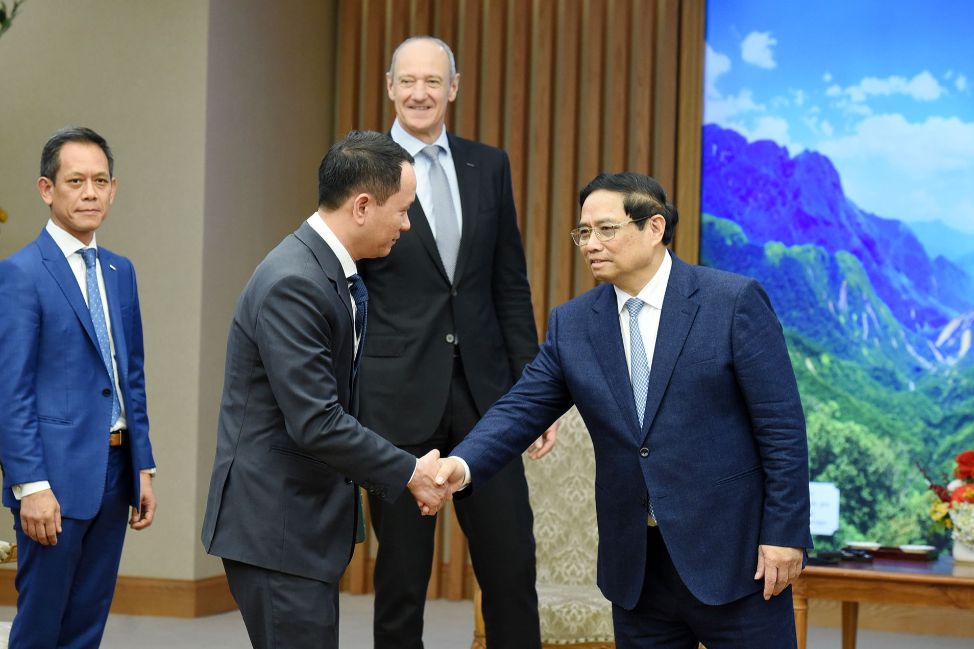 Thủ tướng Phạm Minh Chính đón các thành viên đi cùng đoàn với ông Roland Busch.