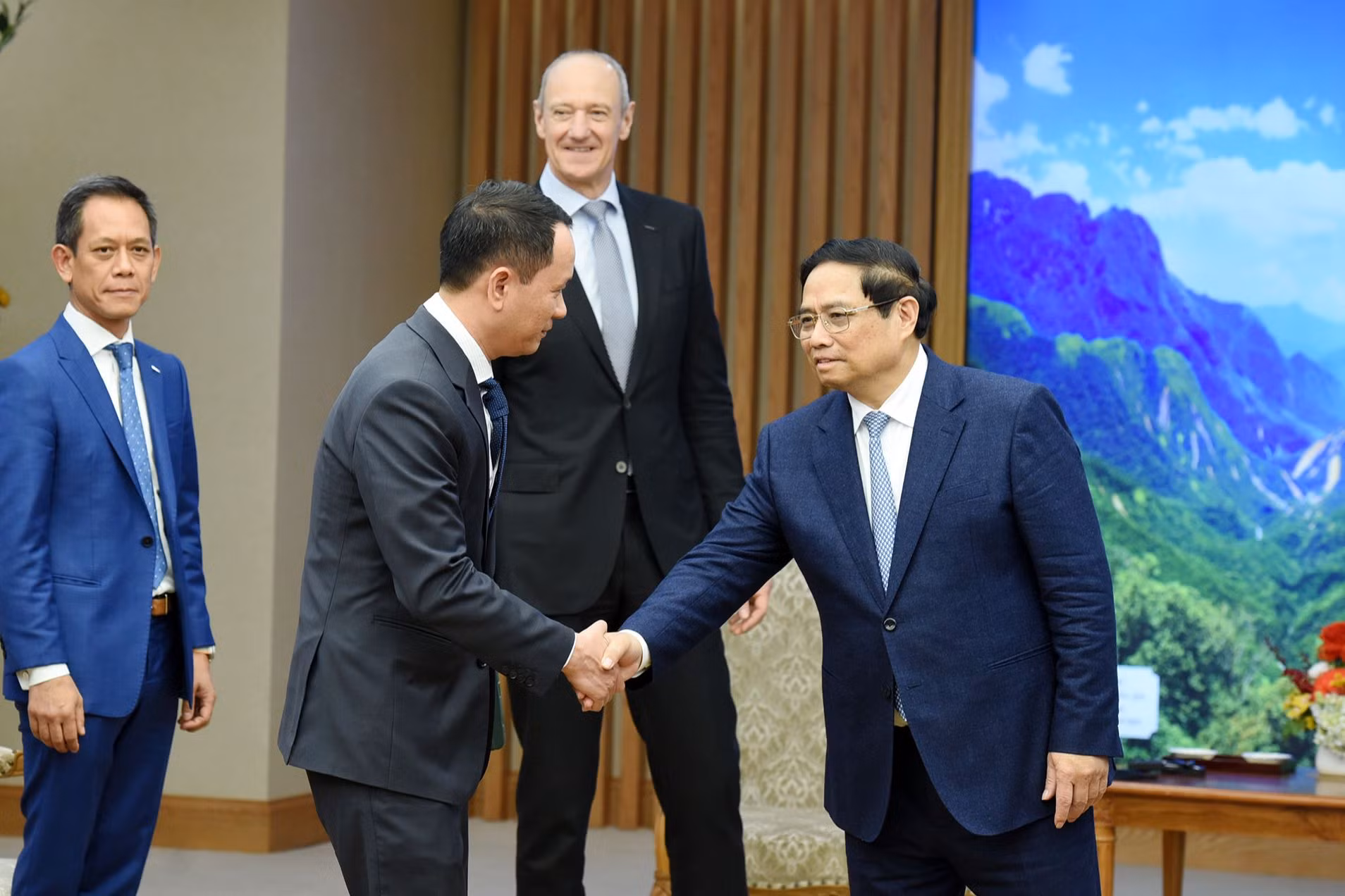 Thủ tướng Phạm Minh Chính đón các thành viên đi cùng đoàn với ông Roland Busch.