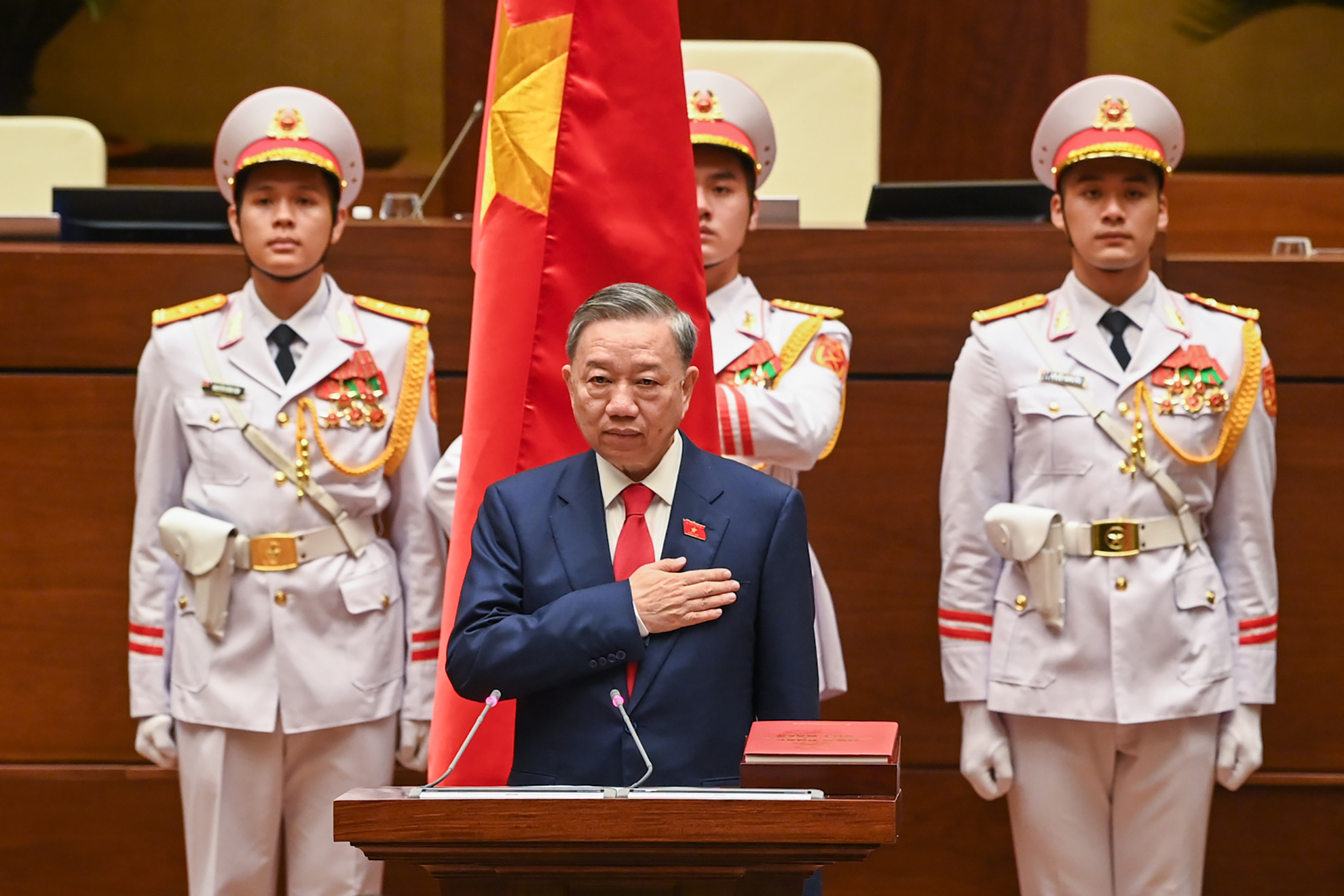 Trước Quốc hội và đồng bào, cử tri cả nước, Chủ tịch nước Tô Lâm tuyên thệ: “Dưới cờ đỏ sao vàng thiêng liêng của Tổ quốc, trước Quốc hội và đồng bào cử tri cả nước, tôi Chủ tịch nước Cộng hòa xã hội chủ nghĩa Việt Nam xin tuyên thệ: Tuyệt đối trung thành với Tổ quốc, nhân dân và Hiến pháp nước Cộng hòa xã hội chủ nghĩa Việt Nam, nỗ lực phấn đấu hoàn thành tốt nhiệm vụ được Đảng, Nhà nước và Nhân dân giao phó”.