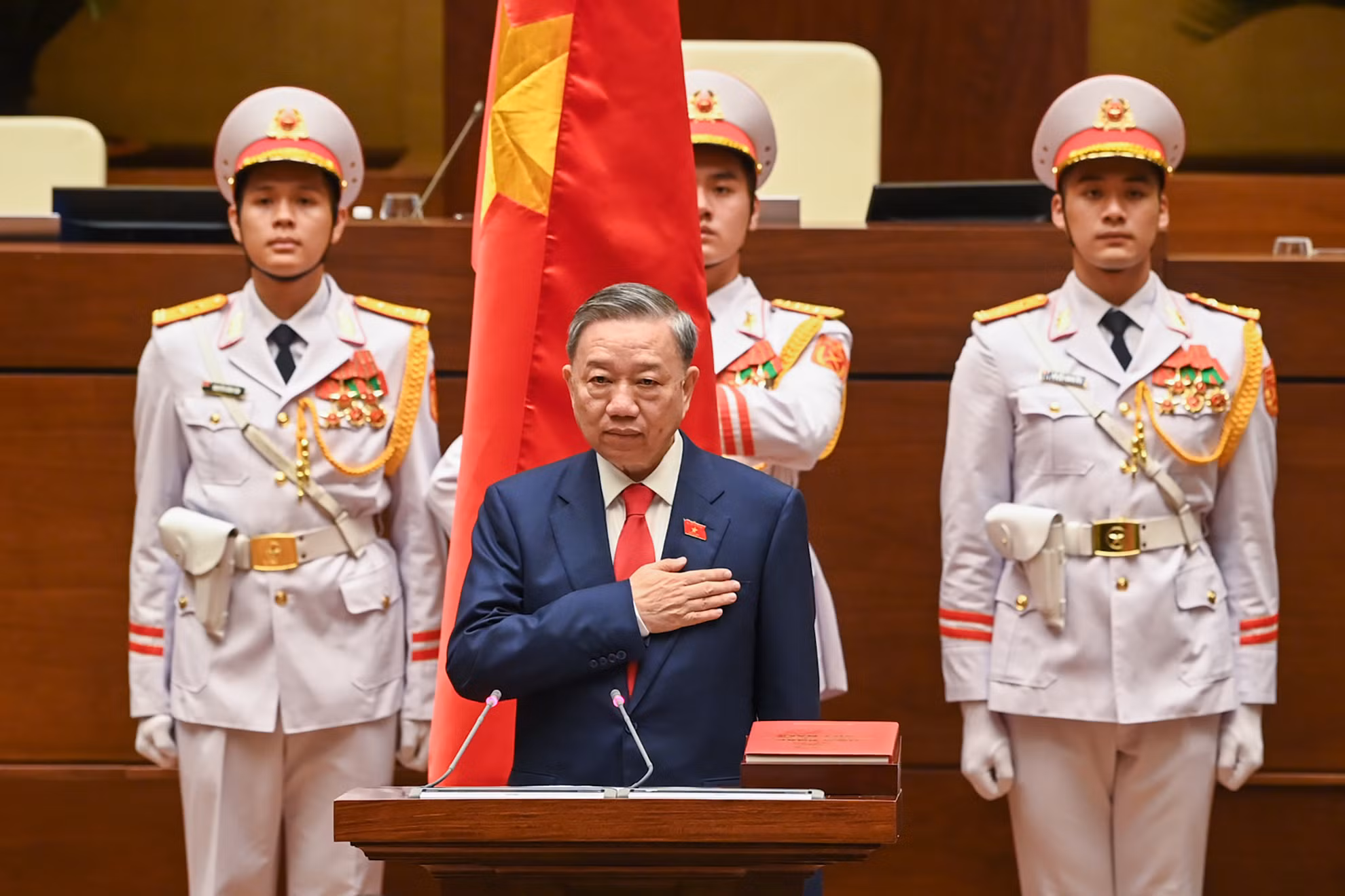 Trước Quốc hội và đồng bào, cử tri cả nước, Chủ tịch nước Tô Lâm tuyên thệ: “Dưới cờ đỏ sao vàng thiêng liêng của Tổ quốc, trước Quốc hội và đồng bào cử tri cả nước, tôi Chủ tịch nước Cộng hòa xã hội chủ nghĩa Việt Nam xin tuyên thệ: Tuyệt đối trung thành với Tổ quốc, nhân dân và Hiến pháp nước Cộng hòa xã hội chủ nghĩa Việt Nam, nỗ lực phấn đấu hoàn thành tốt nhiệm vụ được Đảng, Nhà nước và Nhân dân giao phó”.