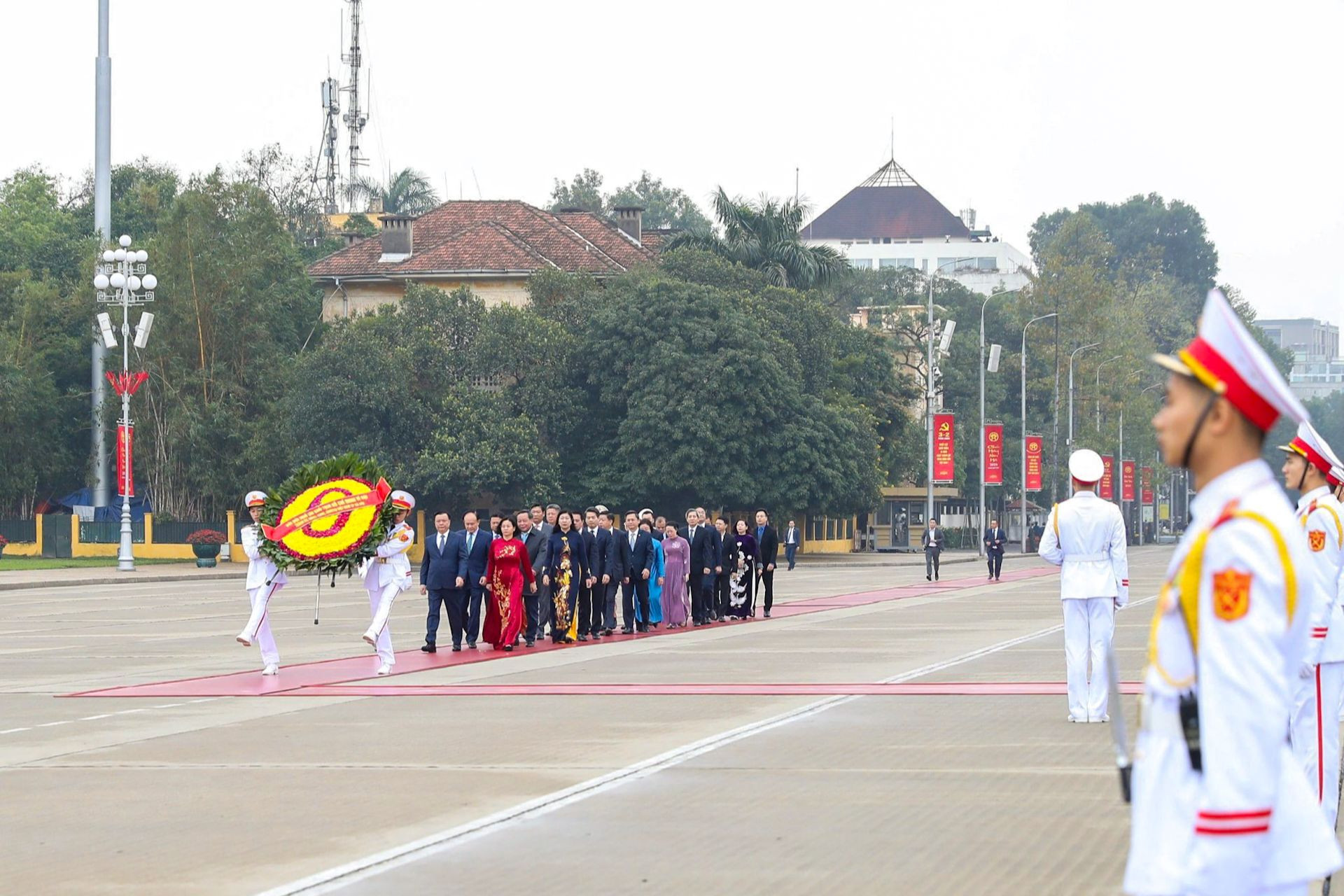 Đoàn đại biểu thành phố Hà Nội vào Lăng viếng Chủ tịch Hồ Chí Minh.
