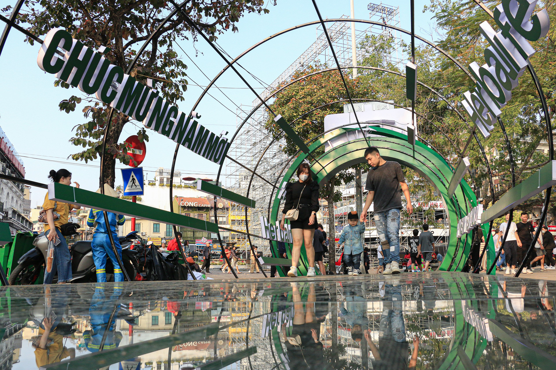 Lên Hồ Gươm đi dạo, chụp ảnh đã trở thành thói quen của nhiều người vào ngày đầu năm. Cảnh tượng đông đúc, nhộn nhịp kéo dài nhiều giờ ở các tuyến phố đi bộ chung quanh.