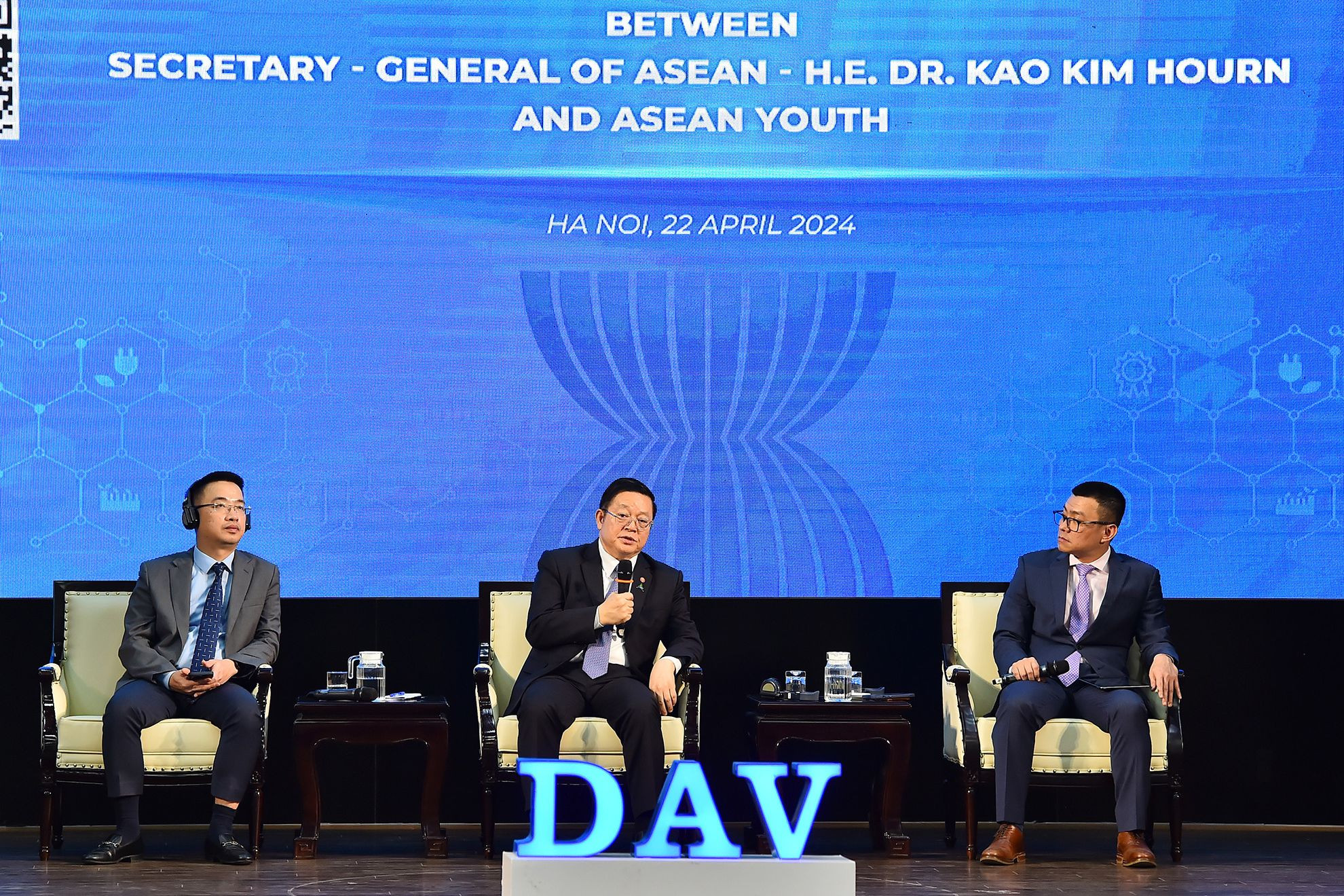 Tổng Thư ký ASEAN Kao Kim Hourn cùng các diễn giả trả lời câu hỏi của thanh niên ASEAN tại buổi đối thoại.