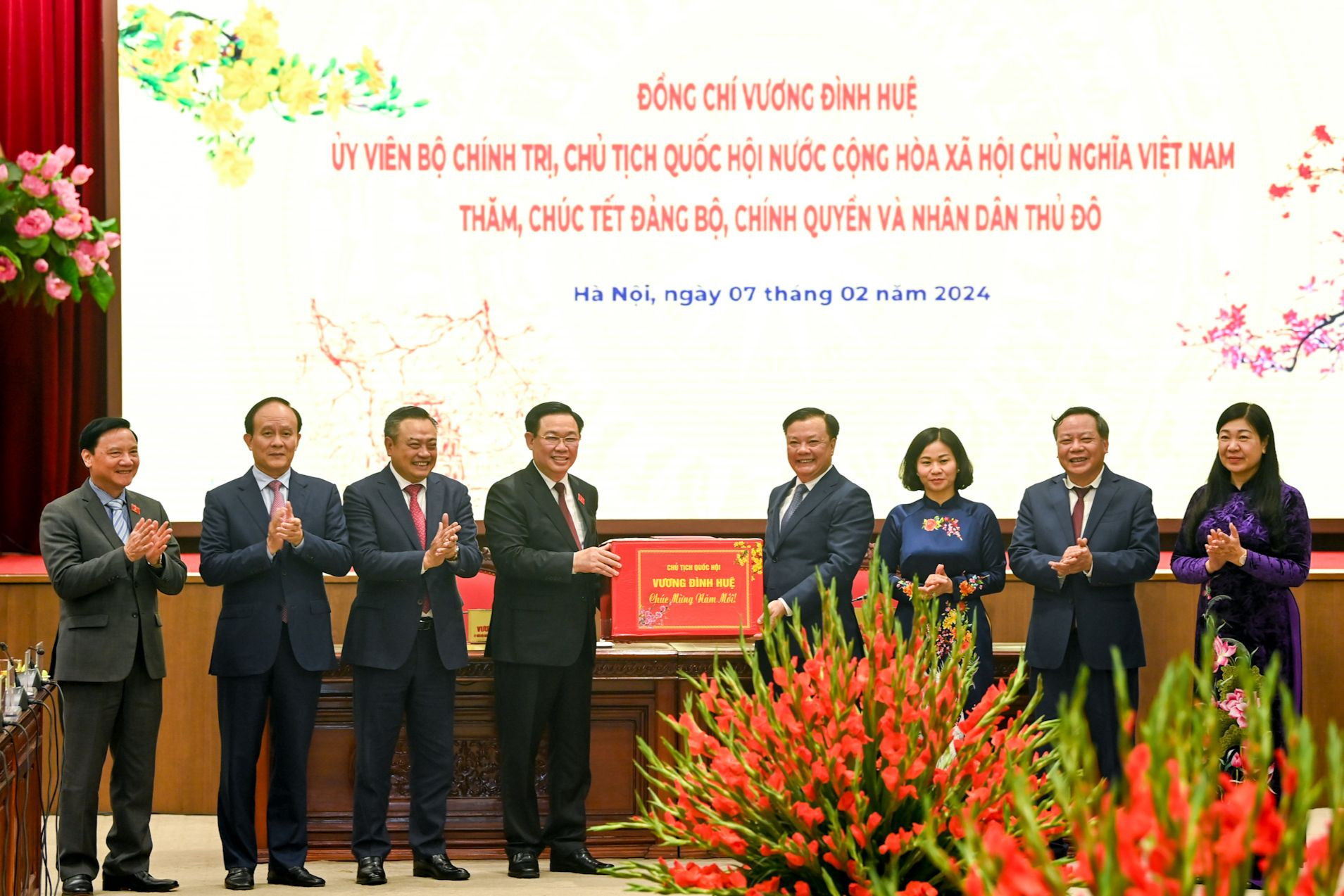 Chủ tịch Quốc hội Vương Đình Huệ tặng quà Tết cho Đảng bộ, chính quyền và nhân dân Thủ đô. Chủ tịch Quốc hội Vương Đình Huệ tặng quà Tết cho Đảng bộ, chính quyền và nhân dân Thủ đô.