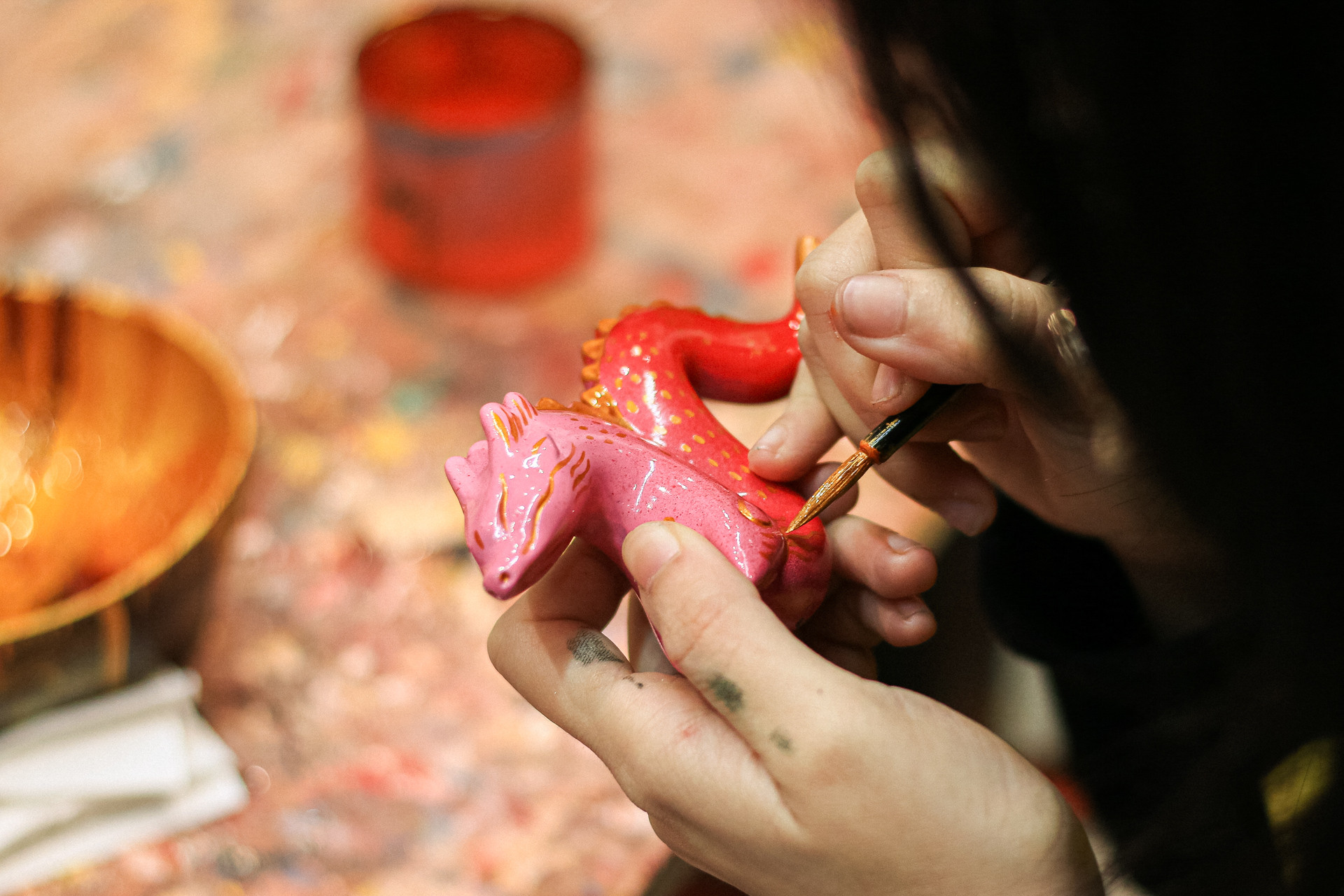 Rồng làm bằng bột đá ép kết hợp giữa bảng màu hiện đại của sơn phun và những nét vẽ tay sử dụng chất liệu sơn mài truyền thống. Những họa tiết được lấy ý tưởng từ hoa văn trong điêu khắc thủ công mang đậm văn hóa dân gian Việt Nam.