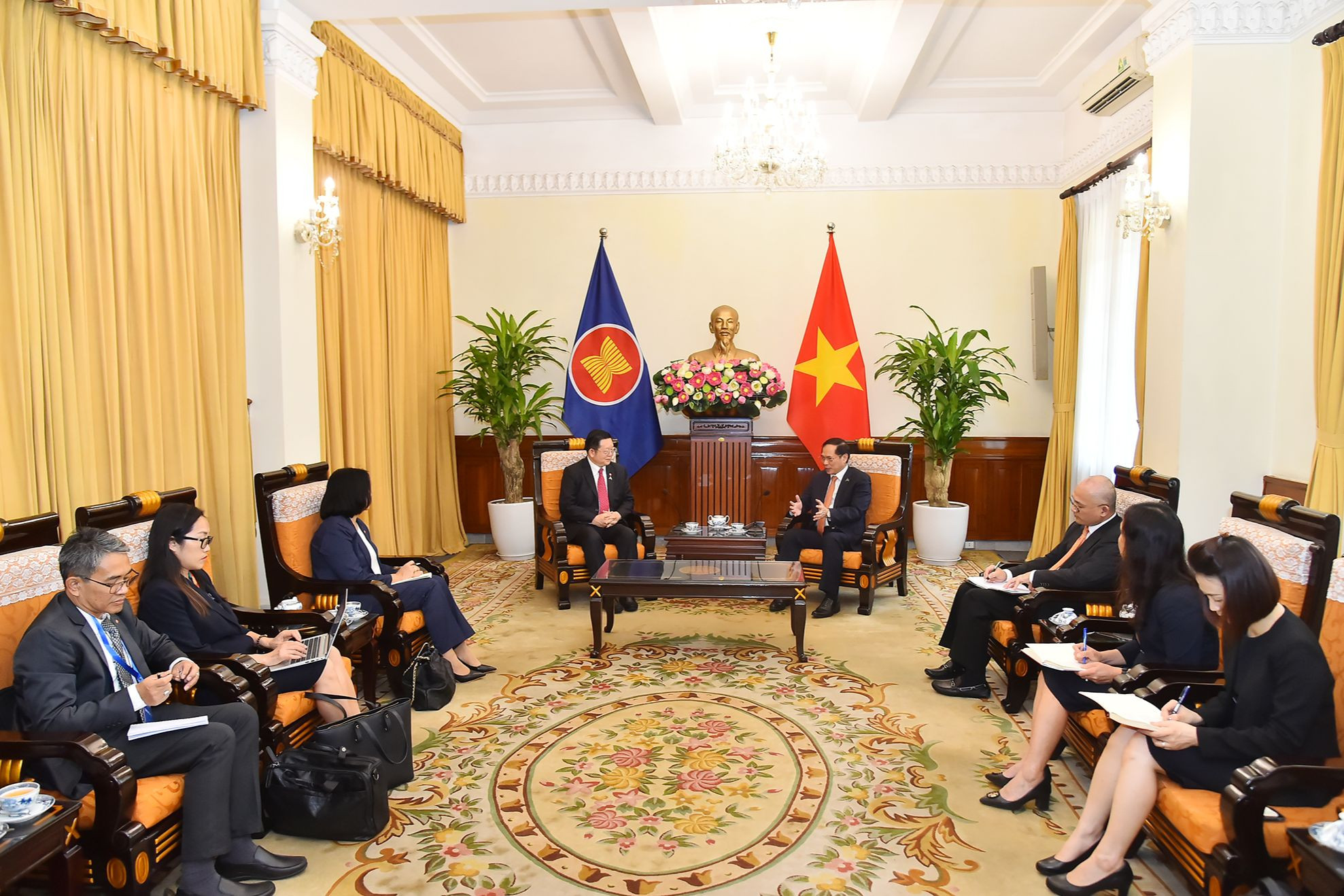 Quang cảnh buổi tiếp Tổng Thư ký ASEAN Kao Kim Hourn của Bộ trưởng Ngoại giao Bùi Thanh Sơn tại Trụ sở Bộ Ngoại giao.