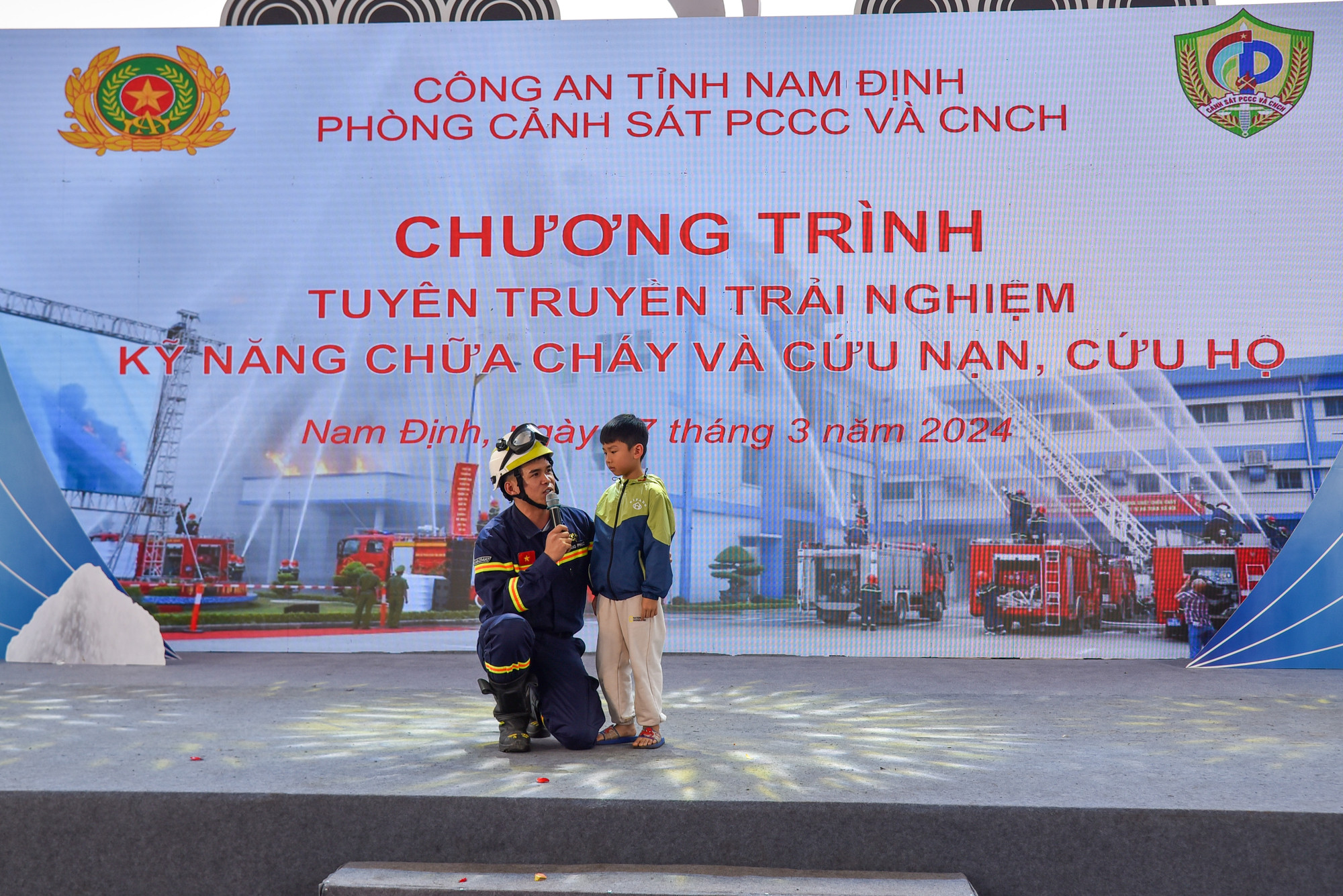 Trong khuôn khổ Festival Phở 2024 đã diễn ra chương trình "Tuyên truyền trải nghiệm kỹ năng chữa cháy và cứu nạn, cứu hộ" nhằm tuyên truyền, hướng dẫn bà con những kỹ năng khẩn cấp khi xảy ra sự cố cháy nổ.