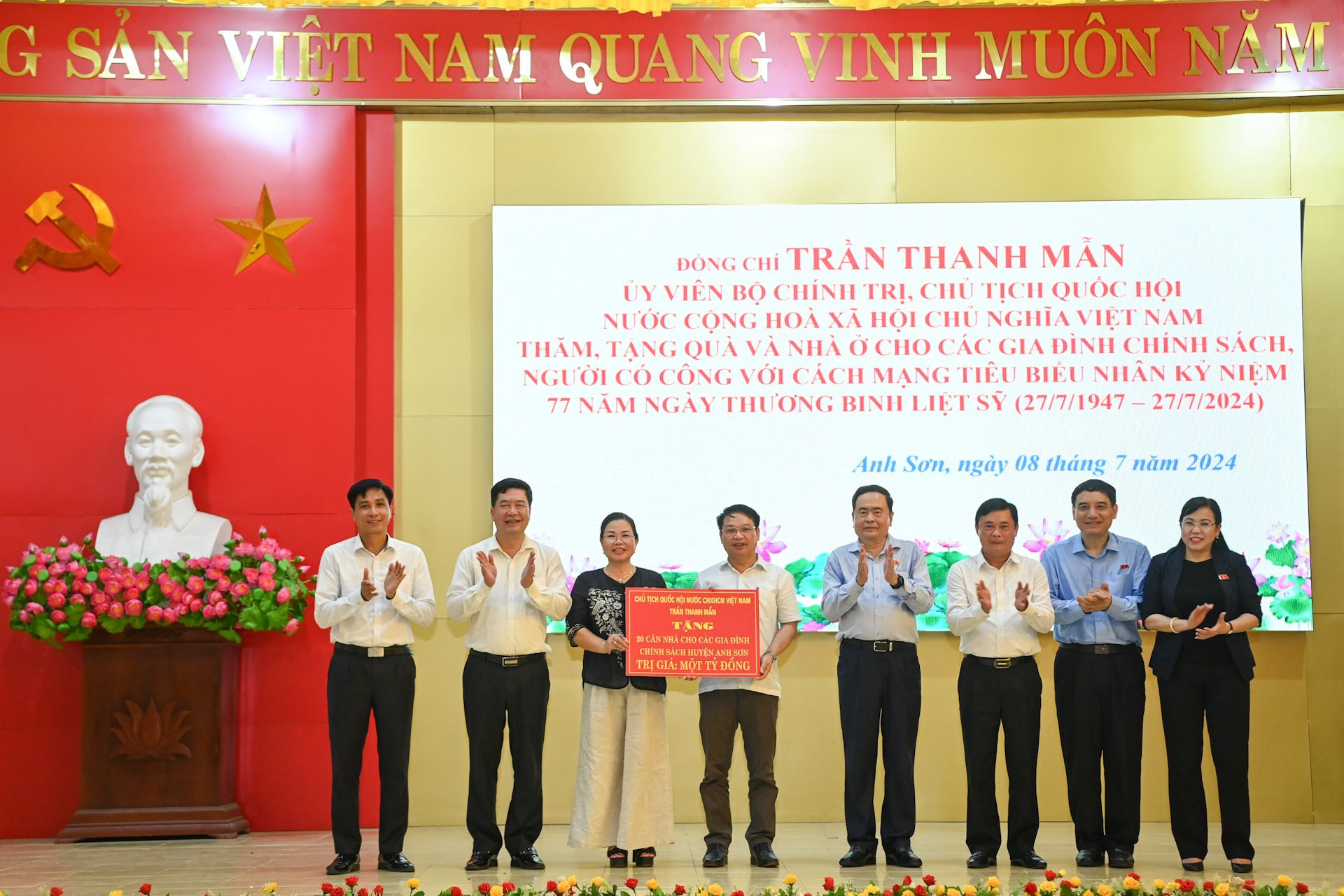 Chủ tịch Quốc hội Trần Thanh Mẫn chứng kiến trao tặng kinh phí xây dựng 20 căn nhà cho các gia đình chính sách huyện Anh Sơn.