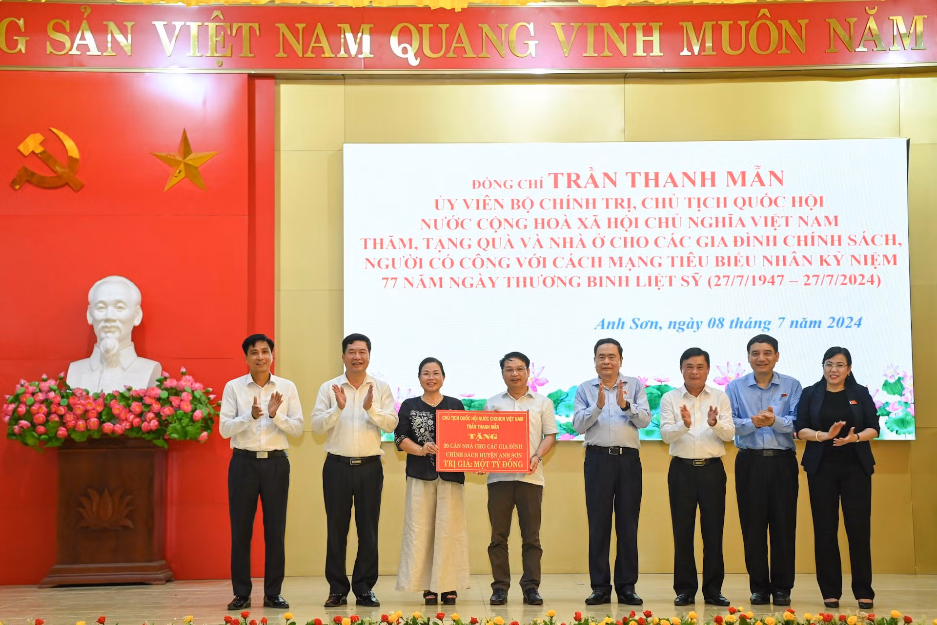 Chủ tịch Quốc hội Trần Thanh Mẫn chứng kiến trao tặng kinh phí xây dựng 20 căn nhà cho các gia đình chính sách huyện Anh Sơn.