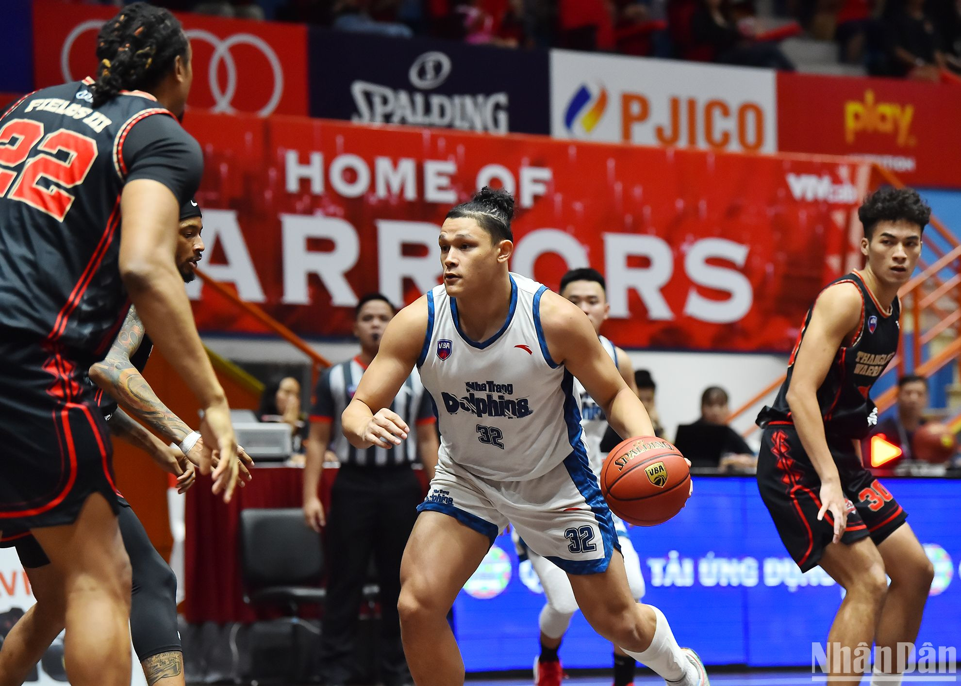 Dominique Tham (Nha Trang Dolphins) tiếp tục thể hiện phong độ ổn định của mình với 21 điểm cùng 13 rebounds.