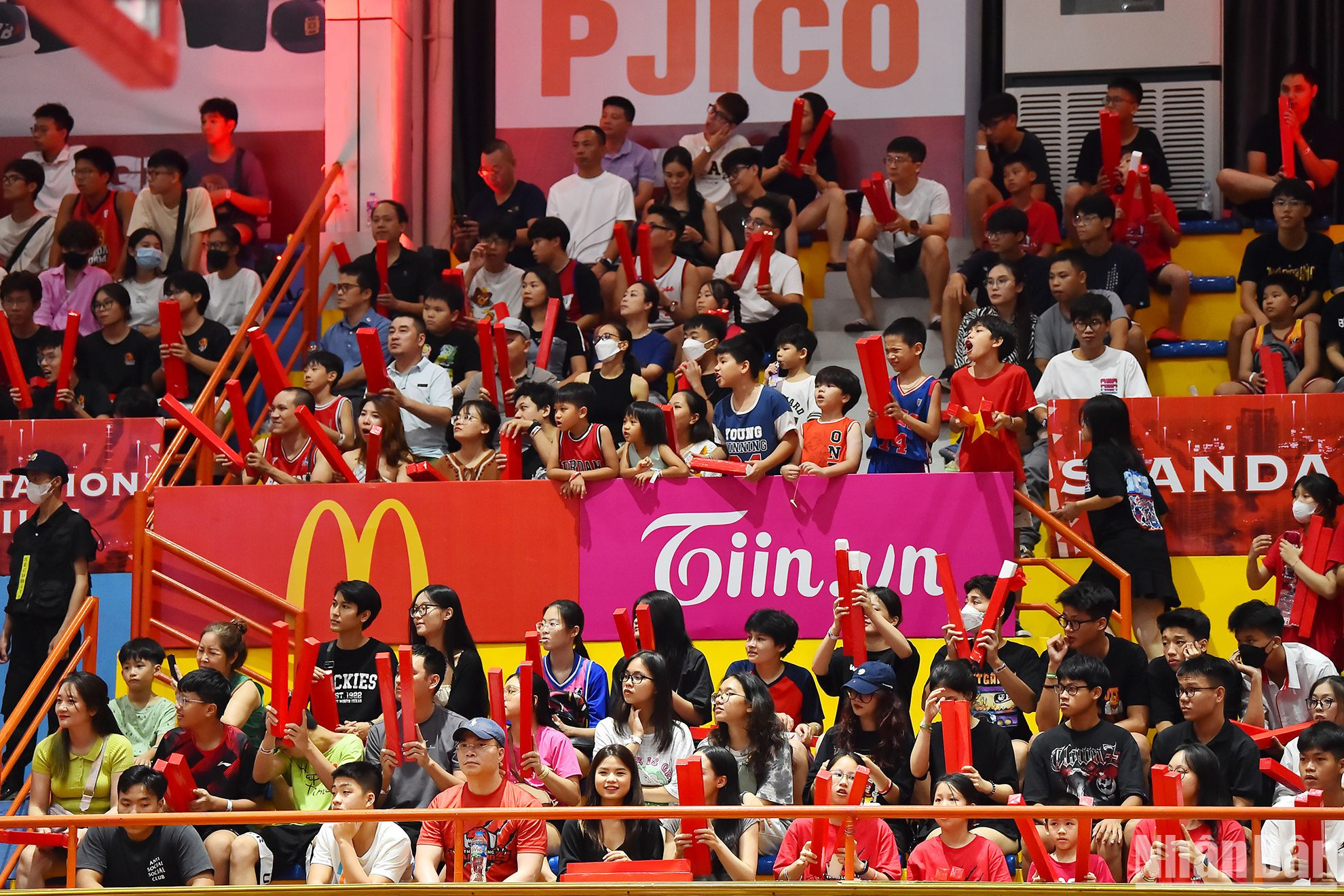 Đông đảo khán giả Thủ đô có mặt tại Nhà thi đấu Tây Hồ để tiếp thêm sức mạnh cho Thang Long Warriors trong trận đấu quan trọng của mùa giải.