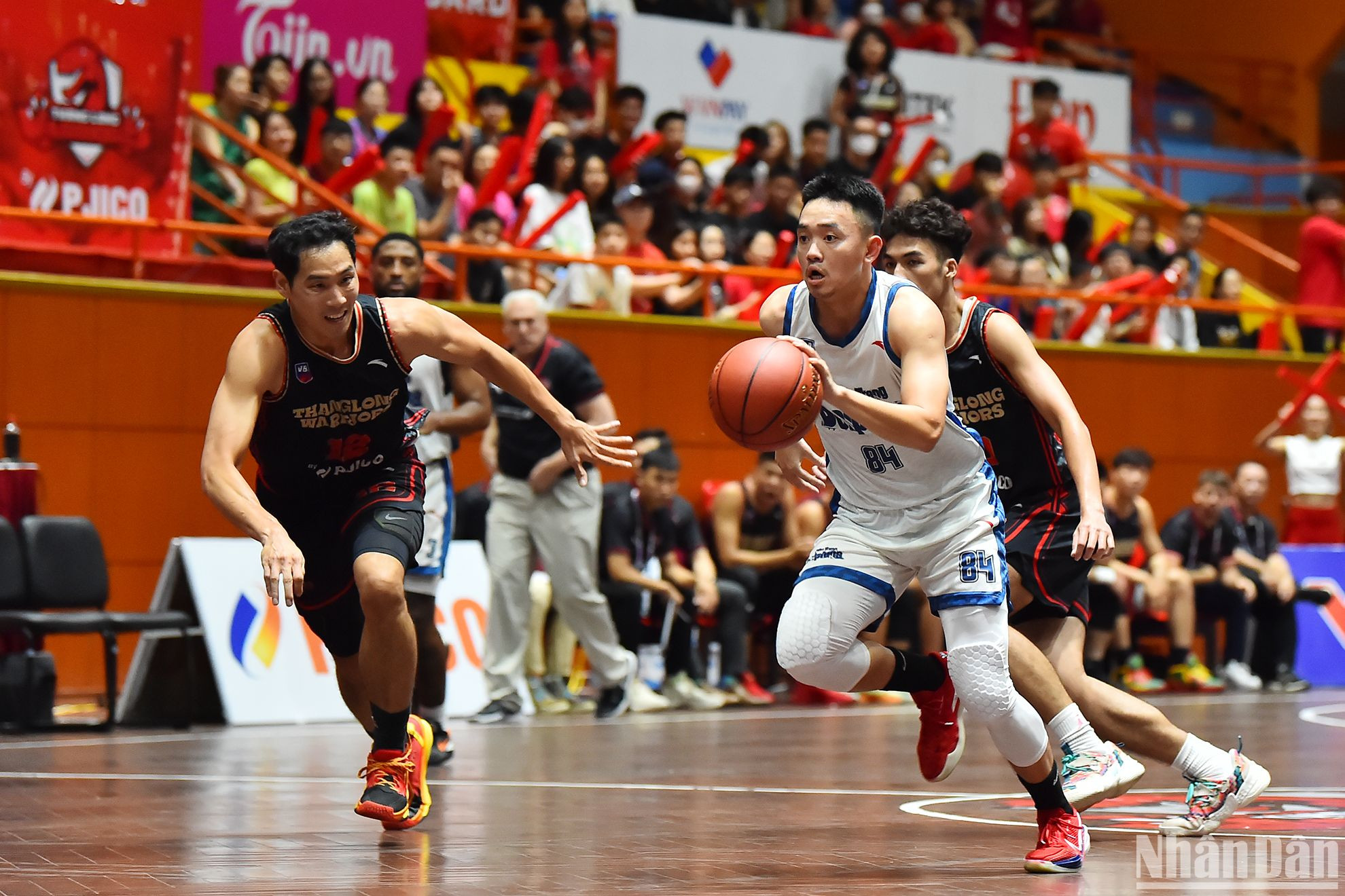 Với sự cơ động các nội binh trẻ, Nha Trang Dolphins là đội nhập cuộc tốt hơn khi liên tiếp có những tình huống ghi điểm bất ngờ ngay trong những phút đầu của trận đấu.