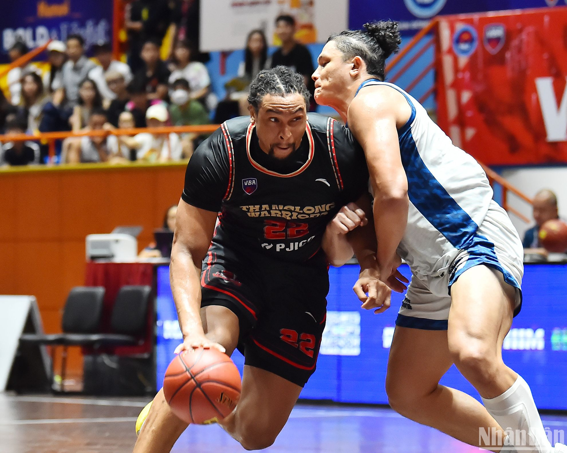 Tận dụng lợi thế ngoại hình, cầu thủ John Fields của Thang Long Warriors liên tục gây khó khăn cho Nha Trang Dolphins trong các tình huống tranh chấp bóng. Anh có cho mình 19 điểm cùng 14 rebounds (bắt bóng bật bảng) sau gần 37 phút thi đấu.