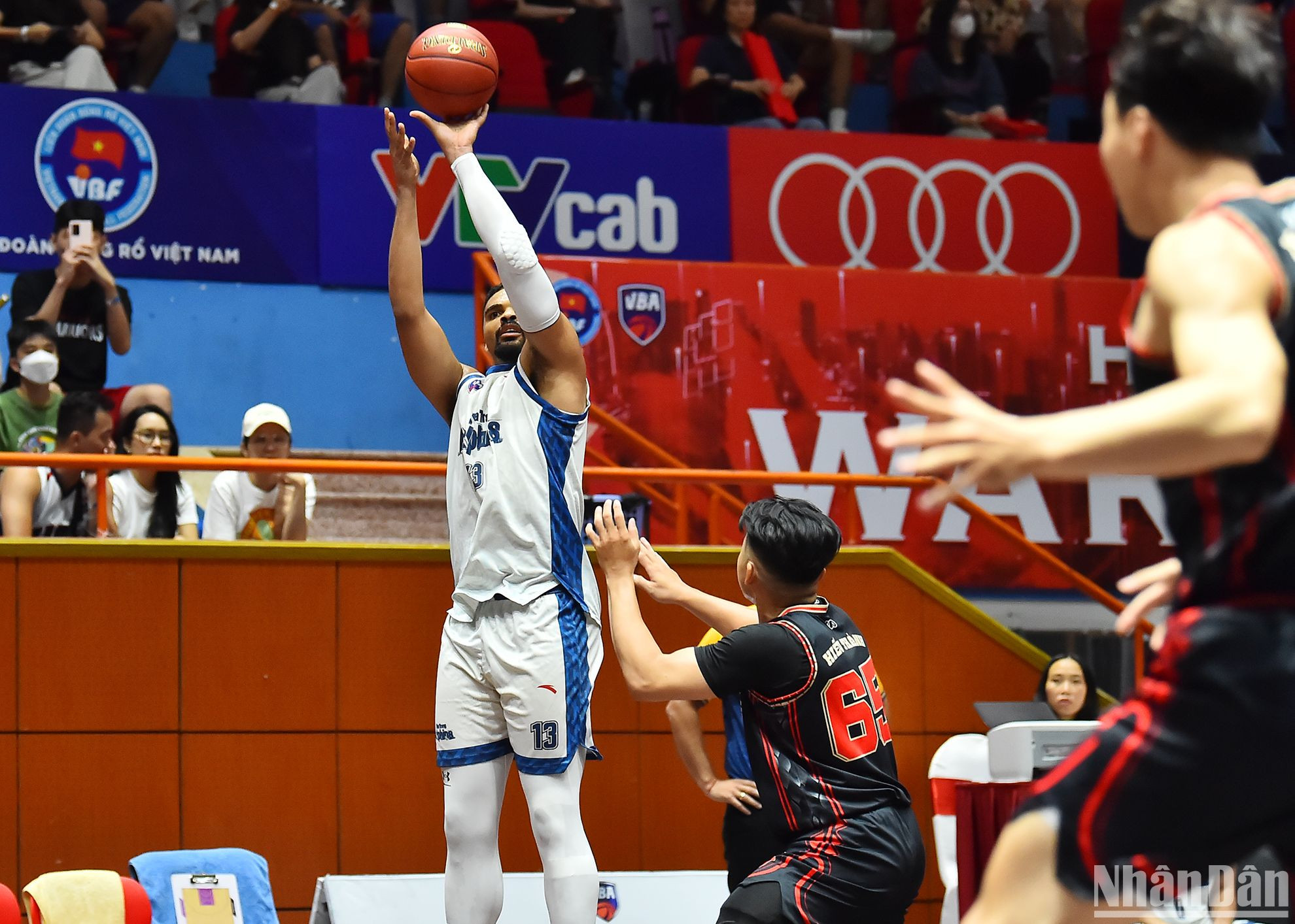 Trước đội bóng có hàng thủ dưới rổ được đánh giá tốt nhất của giải đấu, các cầu thủ Nha Trang Dolphins chủ động kéo dãn đội hình nhằm có được khoảng trống cho các tay ném ghi điểm. Đội khách có tỷ lệ ném lên đến 51% (32/62) so với 41% (27/70) của đội chủ nhà Thang Long Warriors.