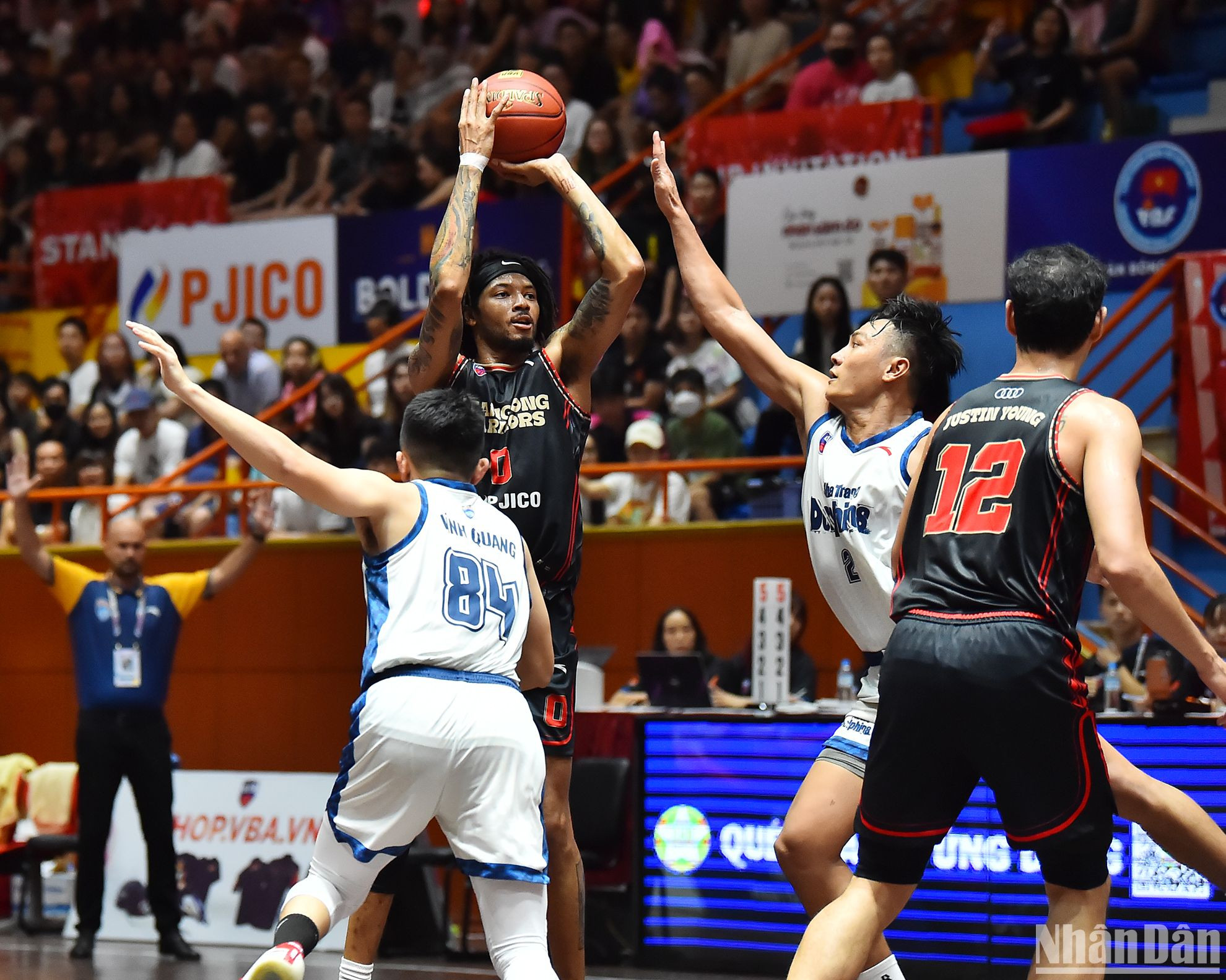 Sameen Ayyub Swint tiếp tục cho thấy tầm quan trọng của mình trong đội hình của Thang Long Warriors. Ngoại binh người Mỹ giành danh hiệu Cầu thủ xuất sắc nhất trận đấu khi thi đấu trọn vẹn 40 phút cùng 31 điểm cùng 7 assists (kiến tạo).