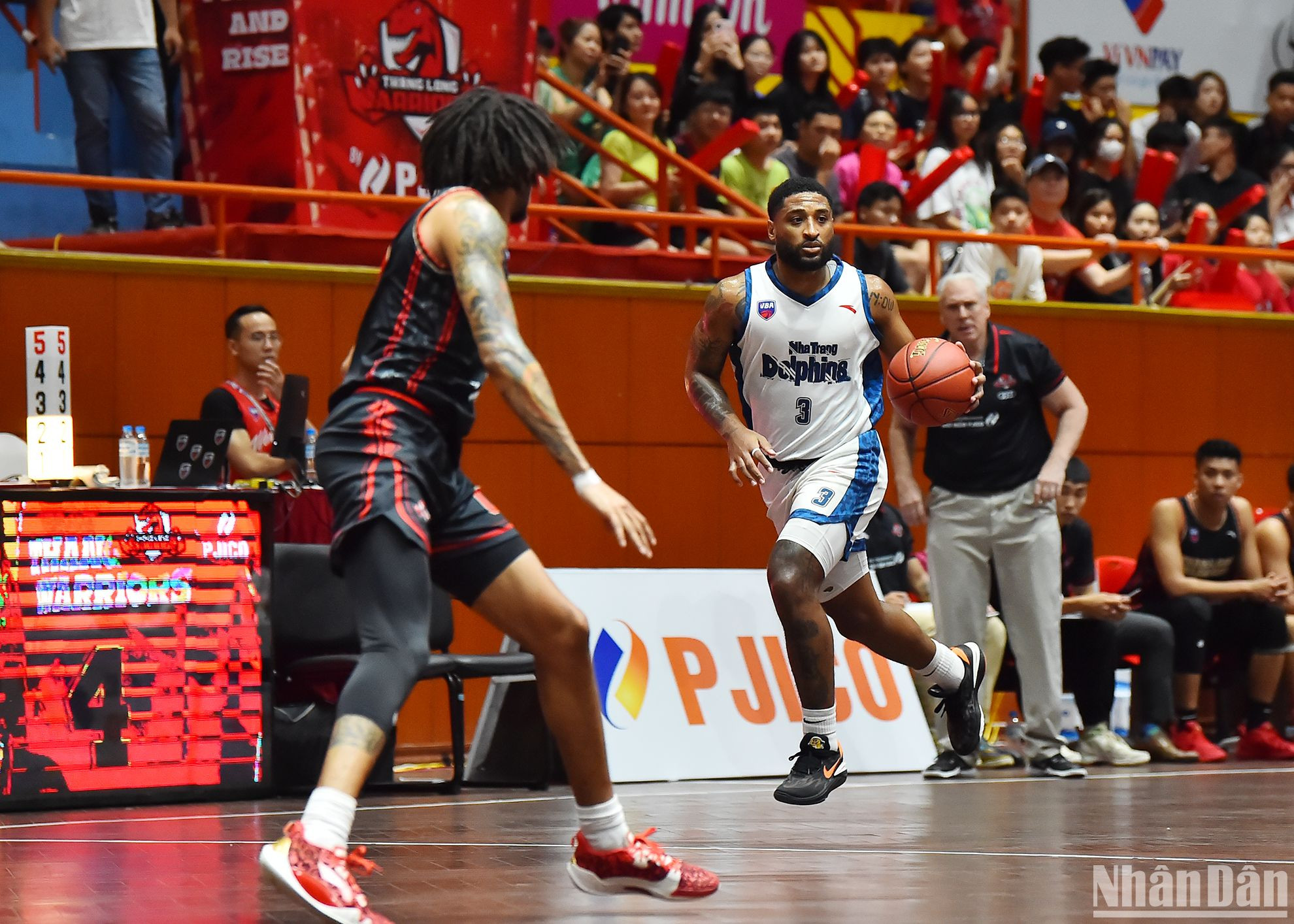 Madarious Jaquil Gibbs thi đấu năng nổ với 23 điểm cùng 8 assists nhưng không thể giúp Nha Trang Dolphins tránh khỏi trận thua thứ 3 liên tiếp.