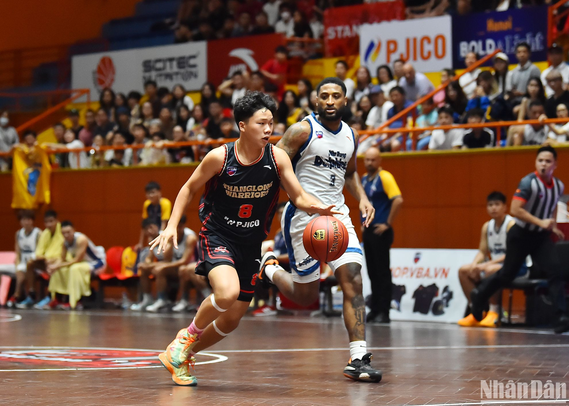 Tuy nhiên, đội chủ nhà cho thấy mình cũng không phải đội bóng dễ bị bắt nạt khi nhanh chóng bắt nhịp lại với tốc độ của trận đấu sau khoảng thời gian chuệch choạc lúc đầu.