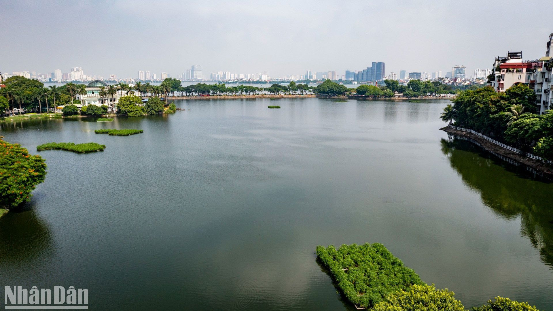 Toàn cảnh lá phổi xanh hồ Trúc Bạch nhìn từ trên cao.